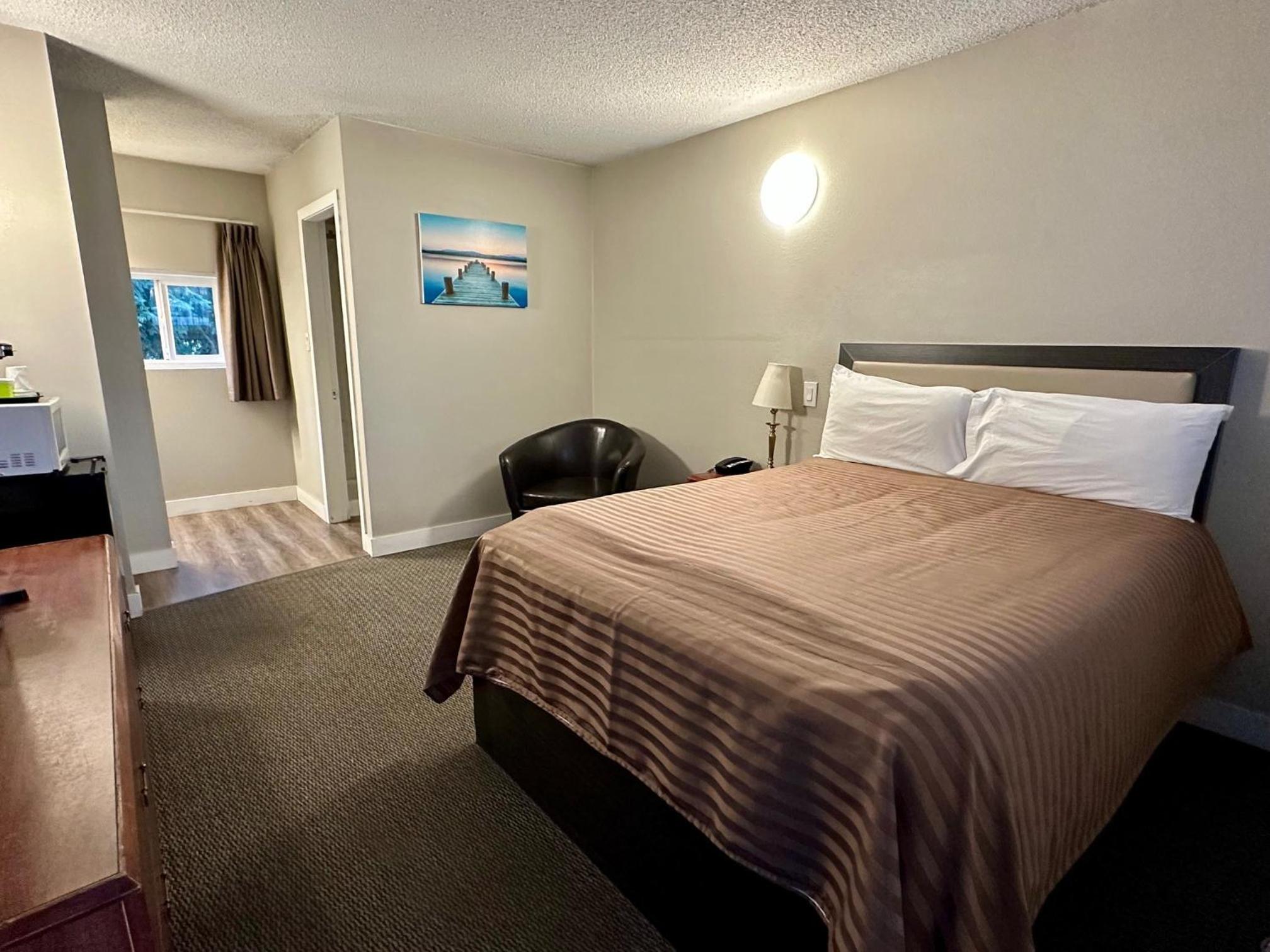 Standard Queen Room