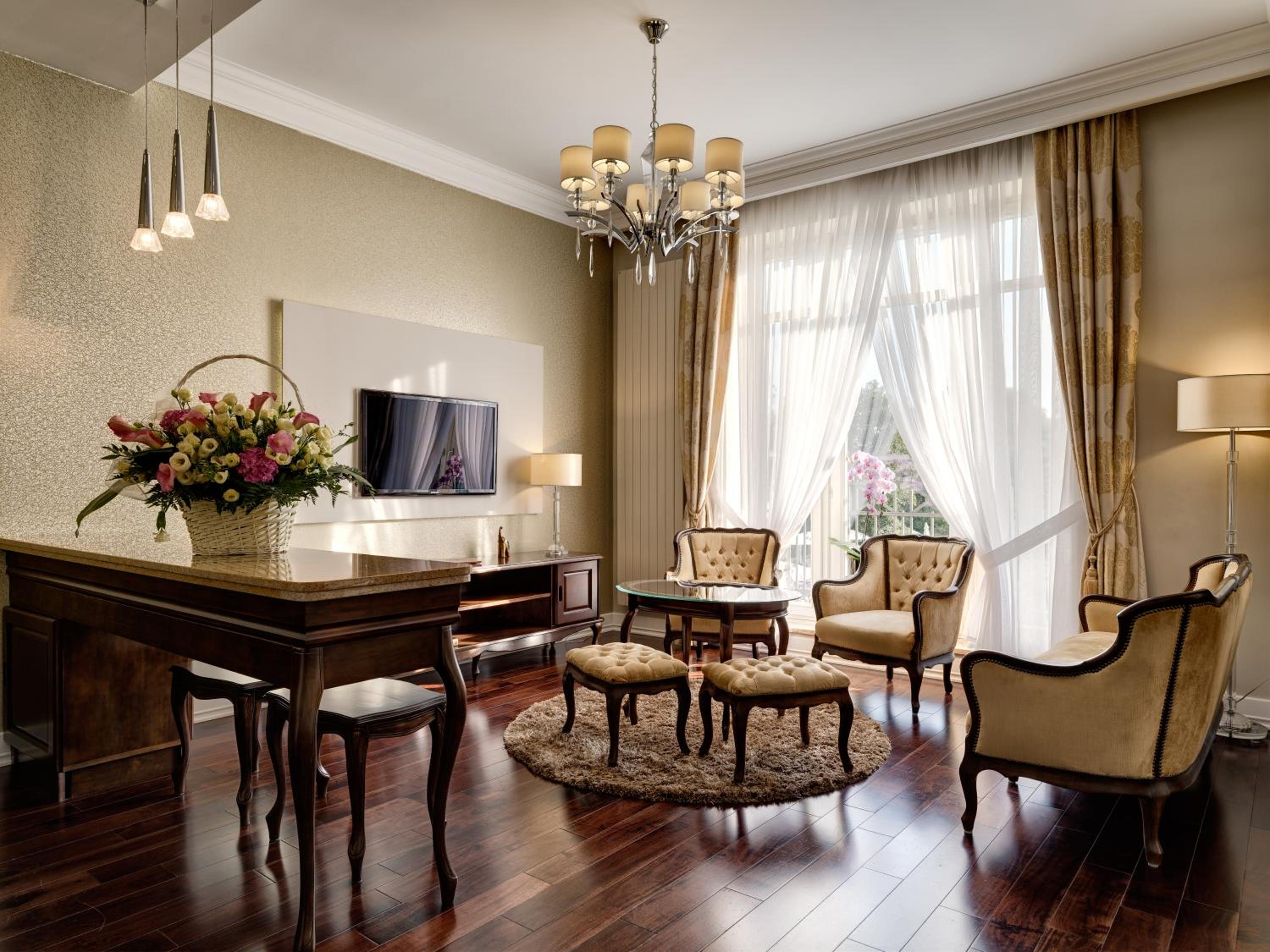 Suite - Photo 13