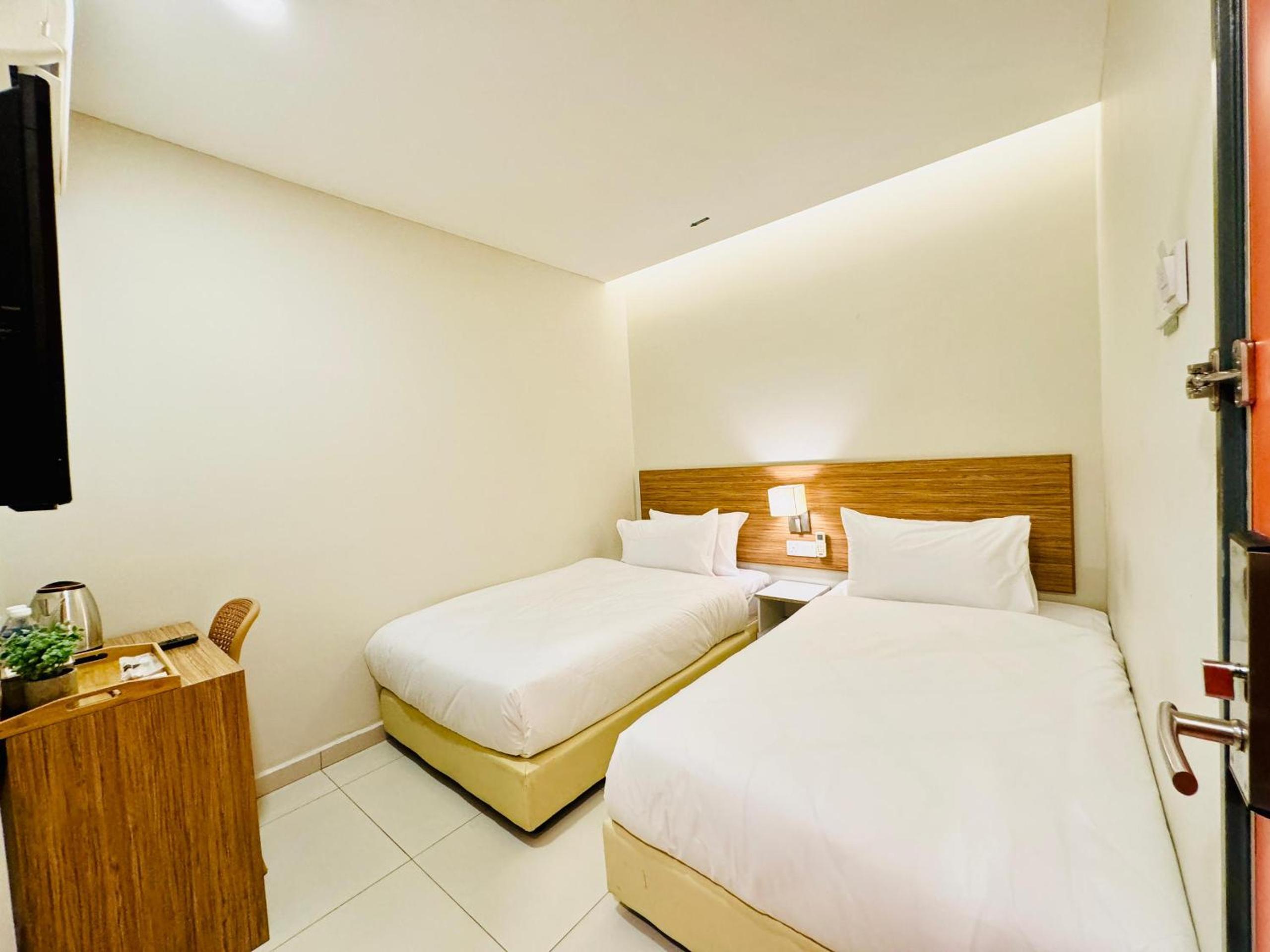 Standard Twin Room - Photo 5