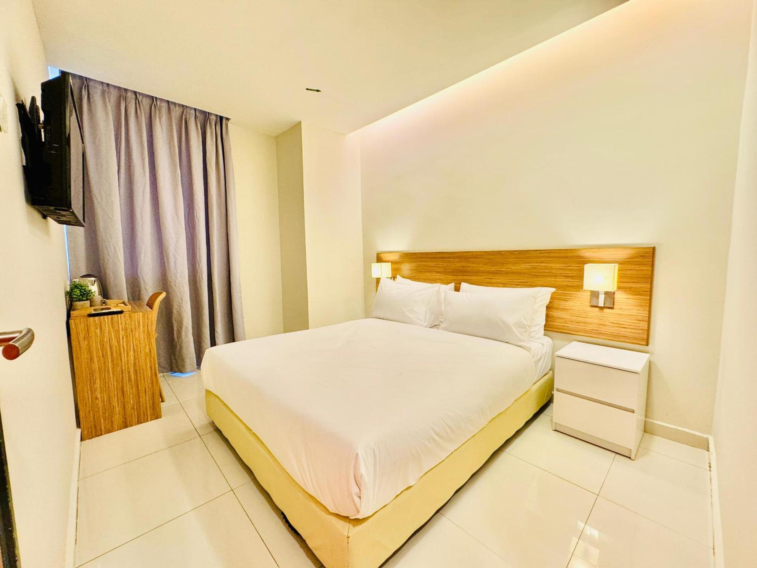 Deluxe Queen Room - Photo 2