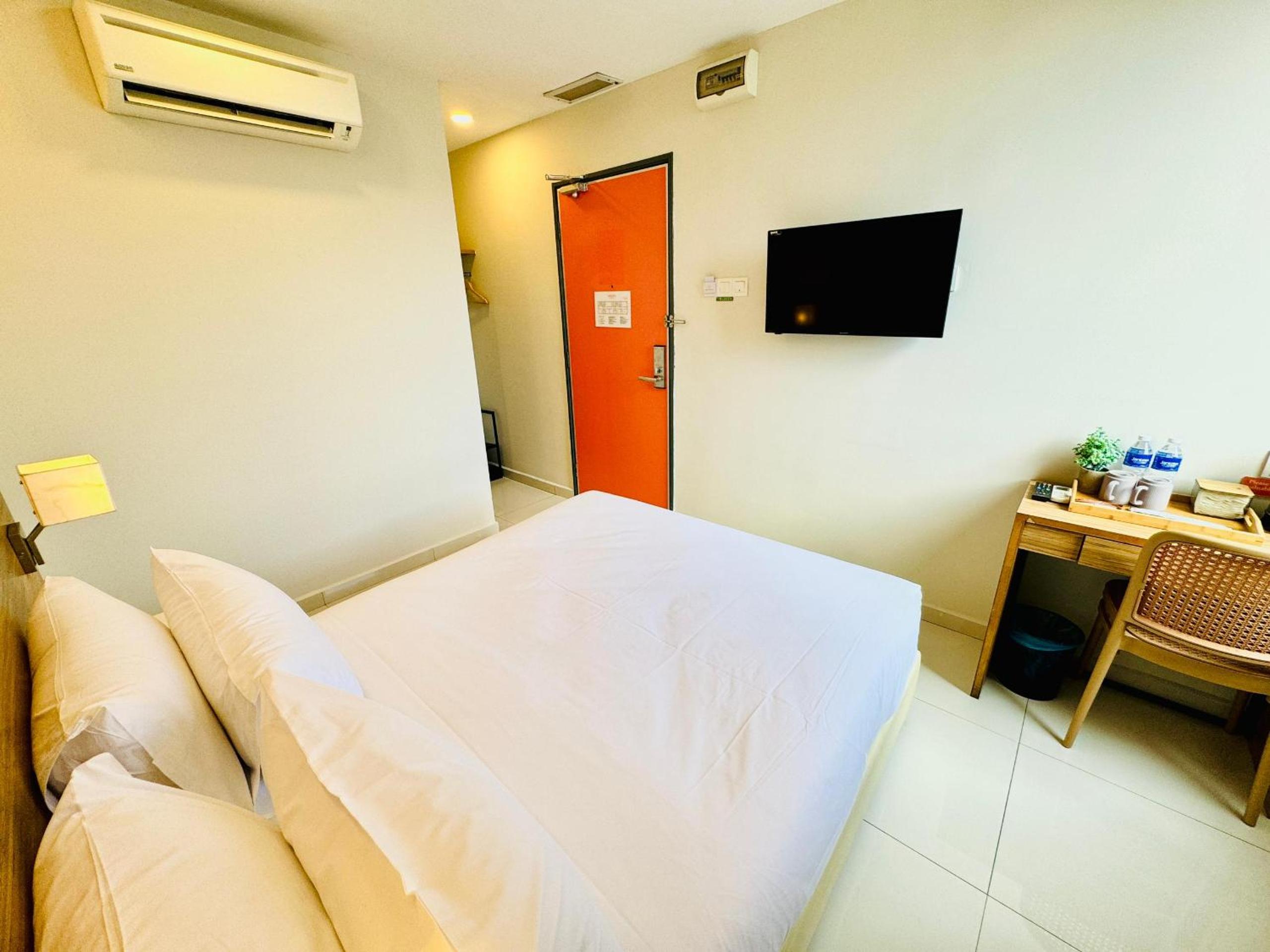 Deluxe Queen Room - Photo 3