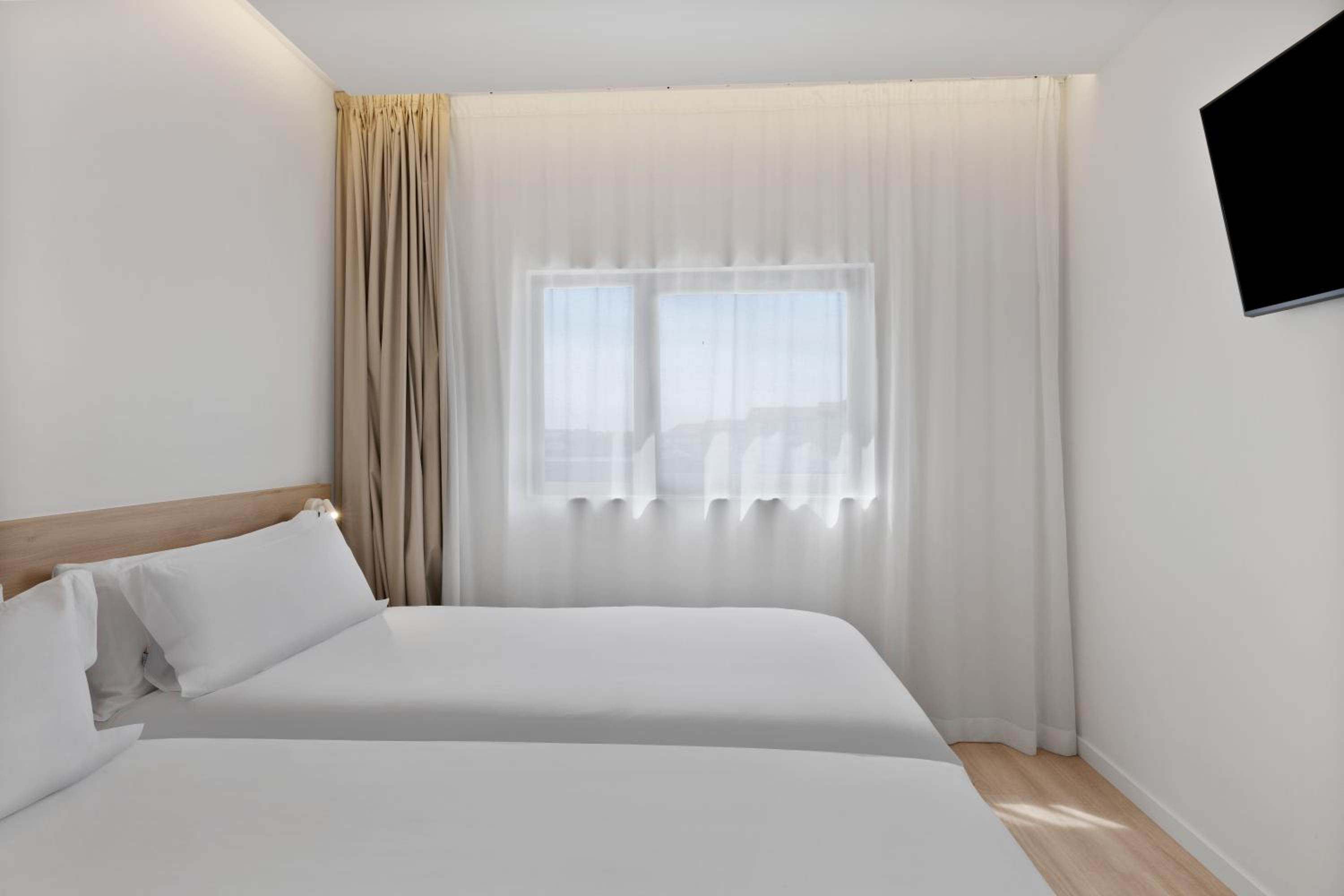Twin Room - Photo 3