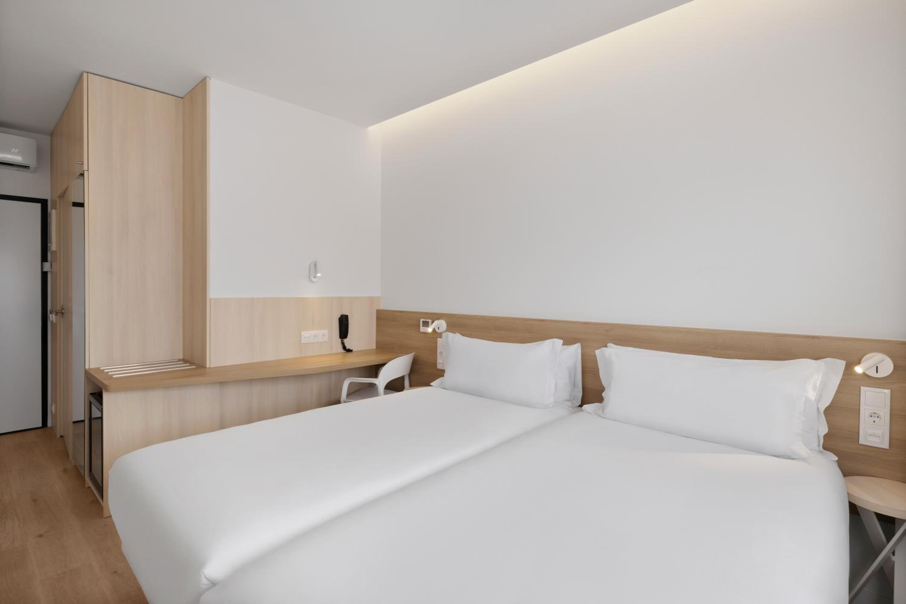 Twin Room - Photo 2