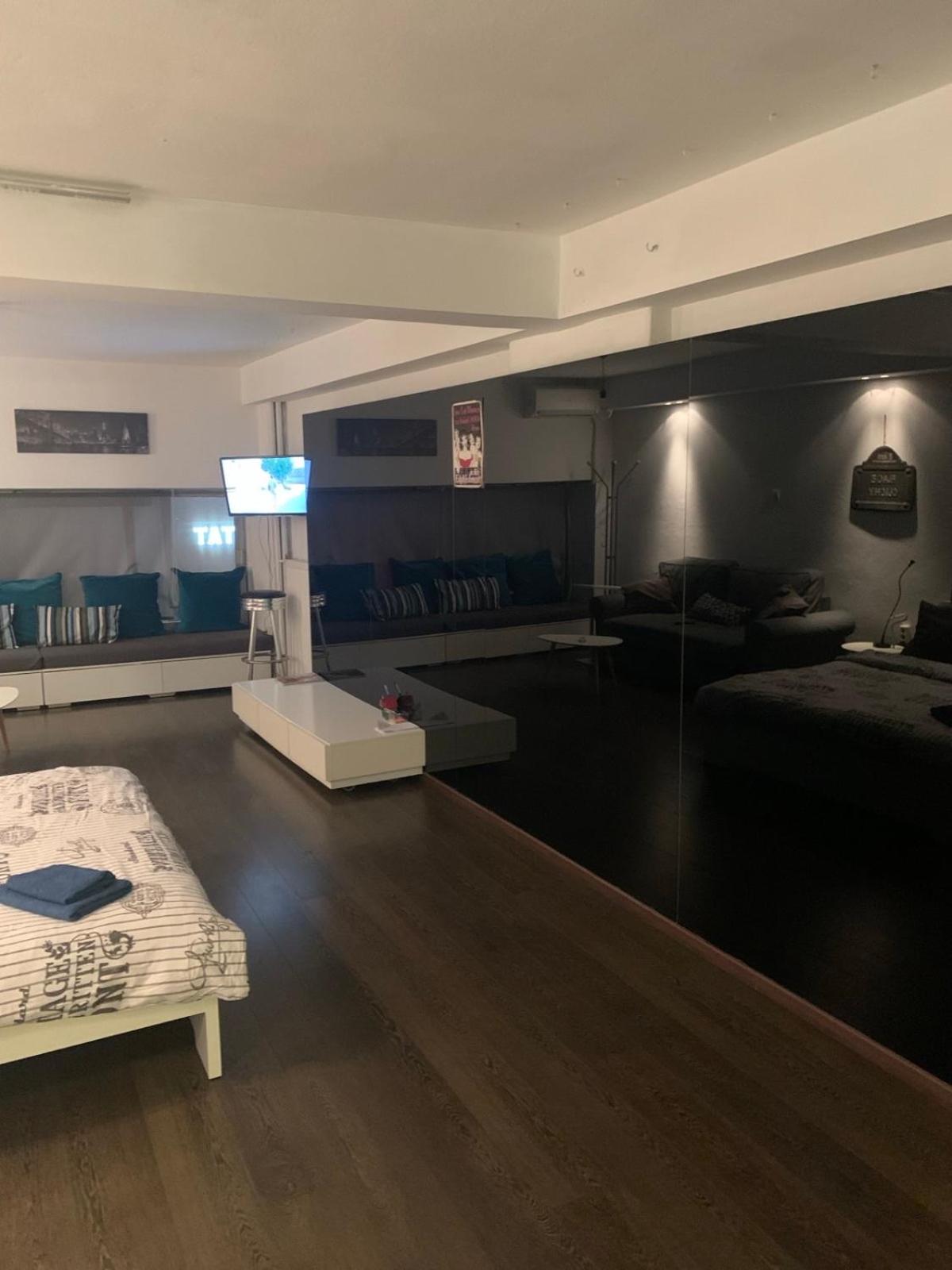 One-Bedroom Loft Apartment With One Queen Bed
