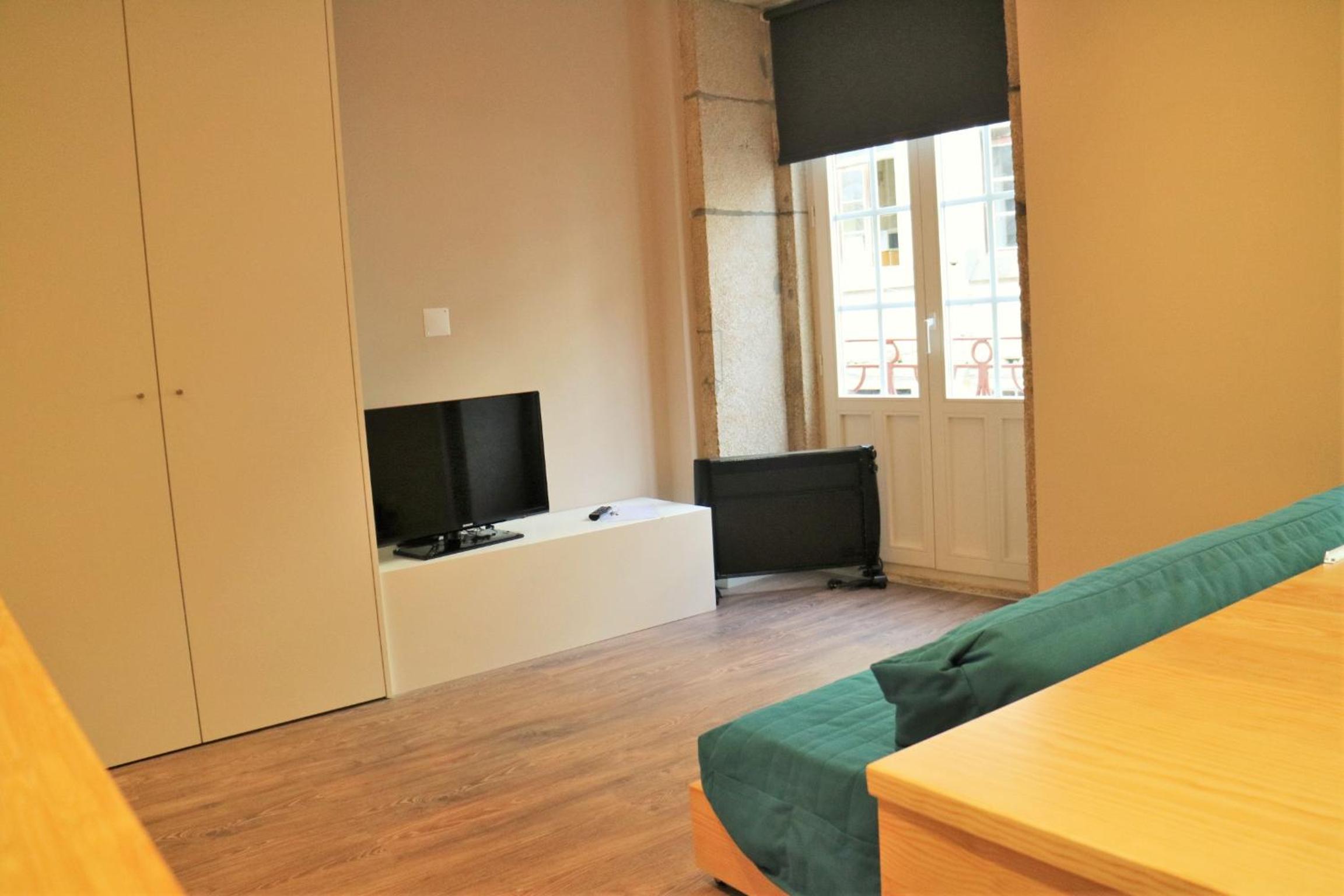 Studio with Balcony - Photo 3