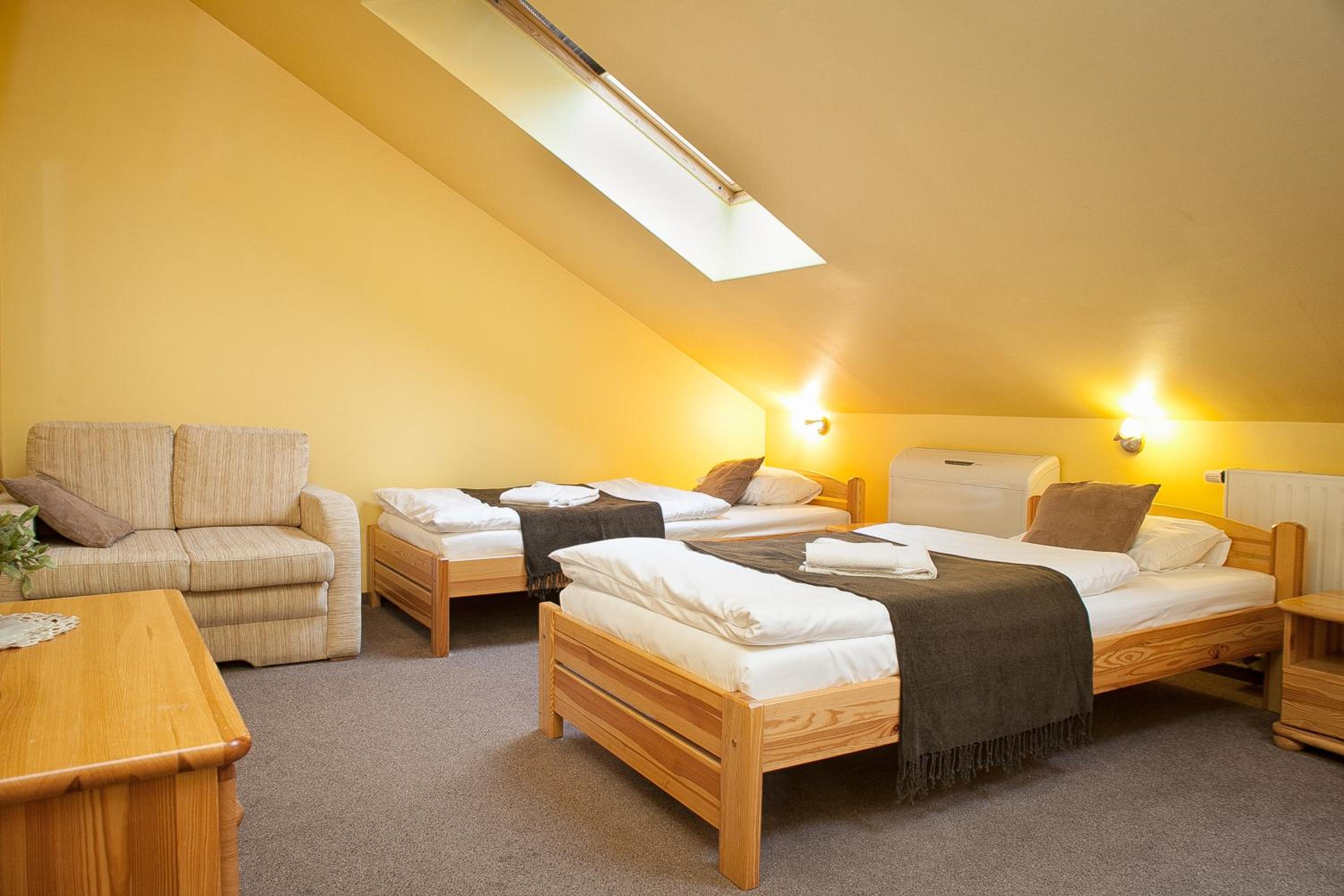 Triple Room with Three Single Beds - Photo 1