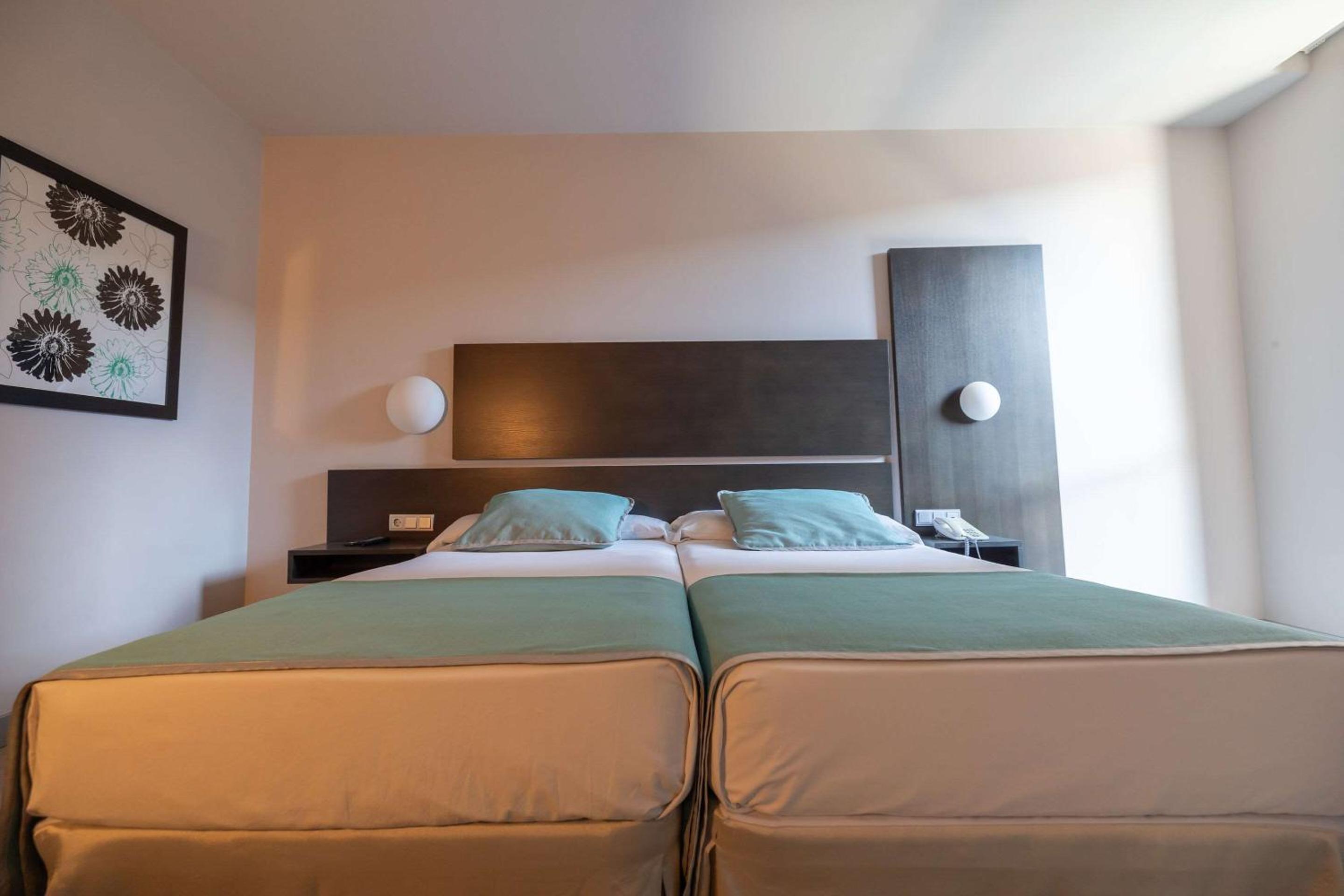 Twin Room - Non Smoking - Photo 2