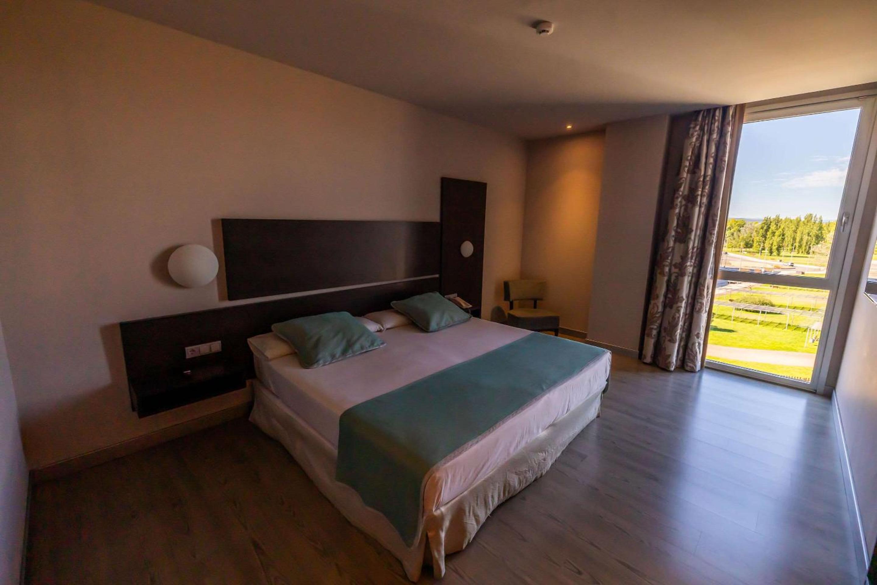 King Room - Non Smoking - Photo 2