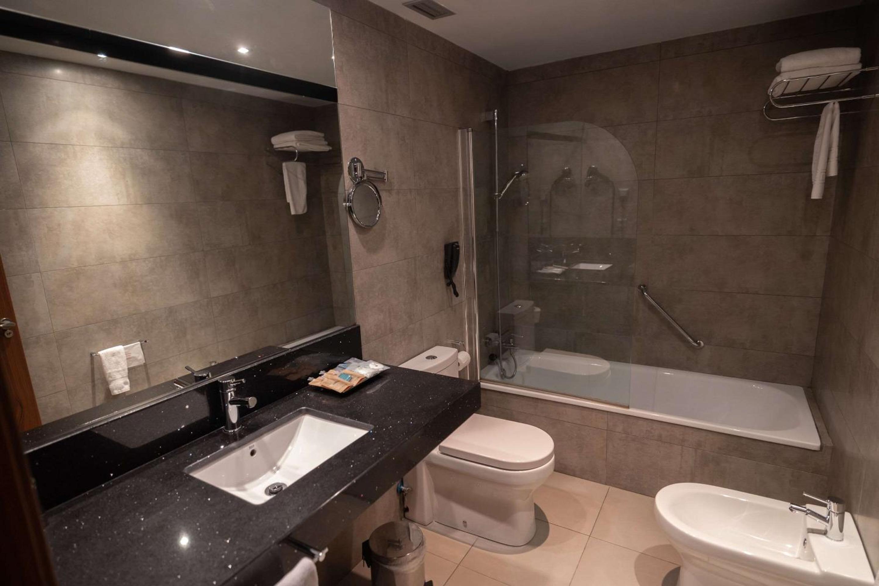 King Room - Non Smoking - Photo 3