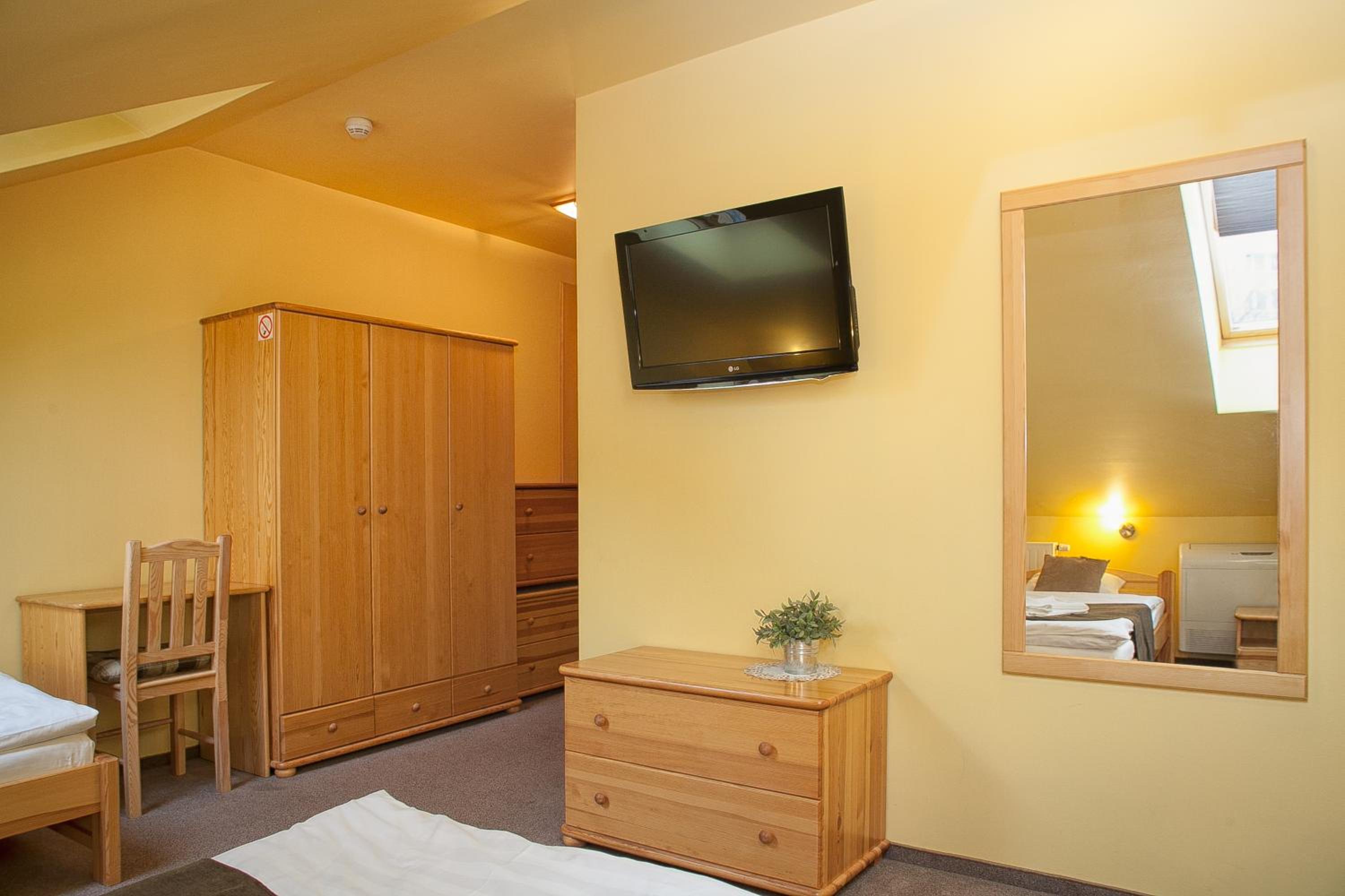 Triple Room with Three Single Beds - Photo 11
