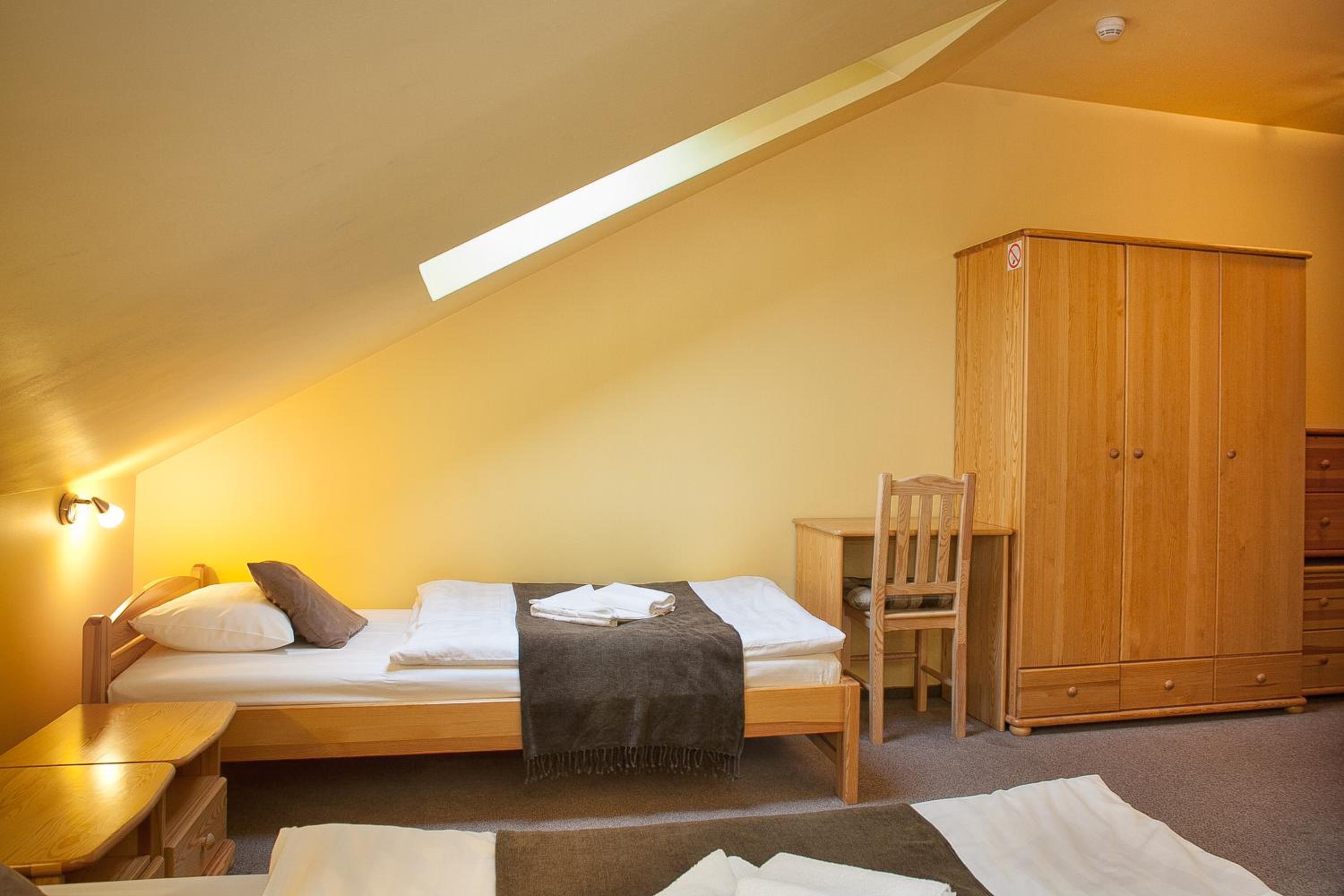 Triple Room with Three Single Beds - Photo 2