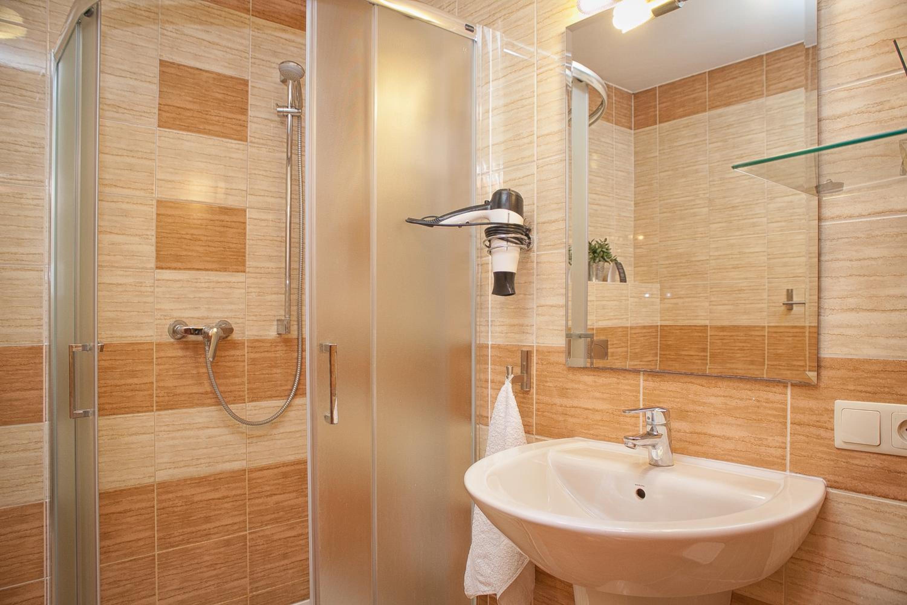Triple Room with Three Single Beds - Photo 10