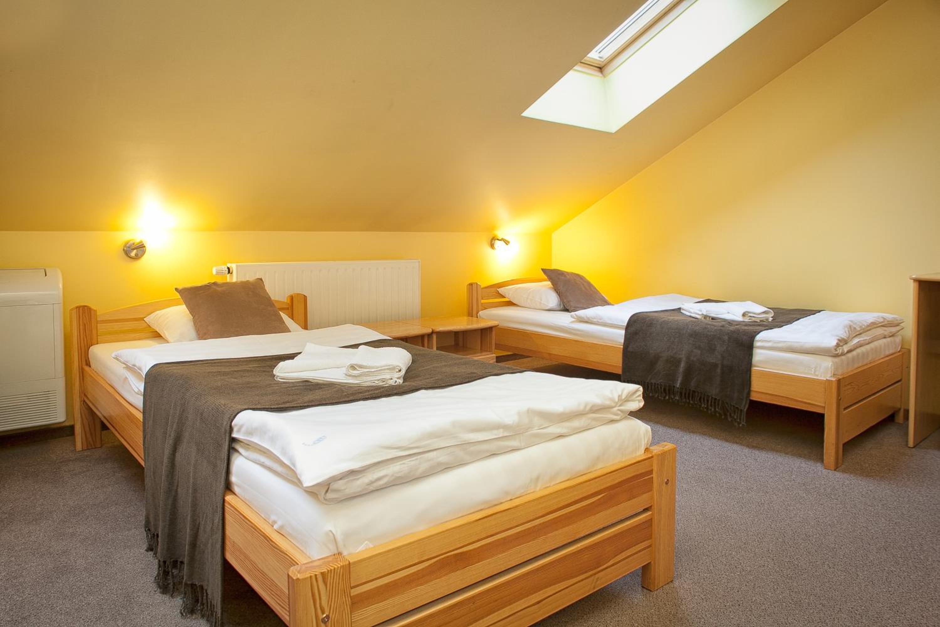 Triple Room with Three Single Beds - Photo 8