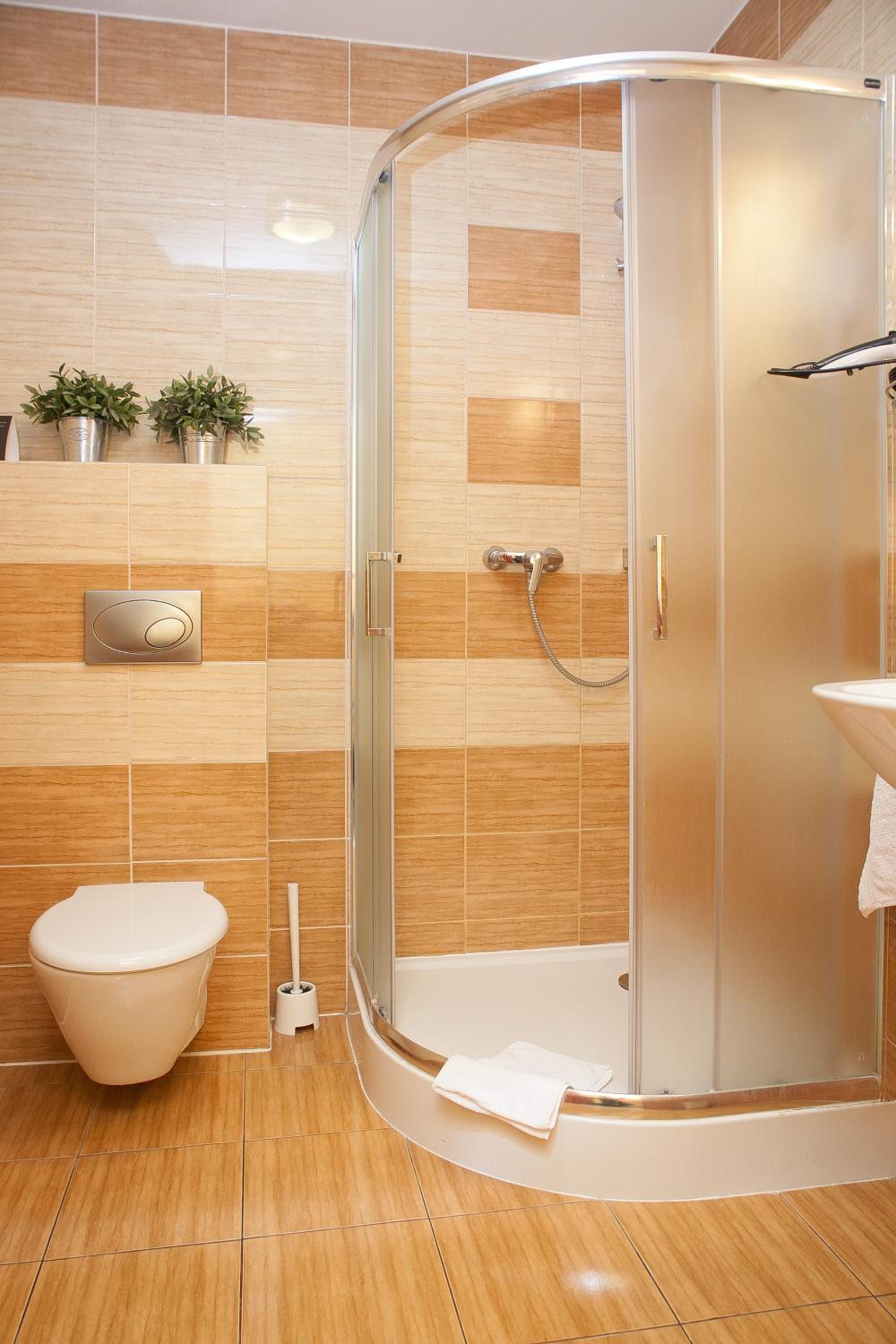 Triple Room with Three Single Beds - Photo 9