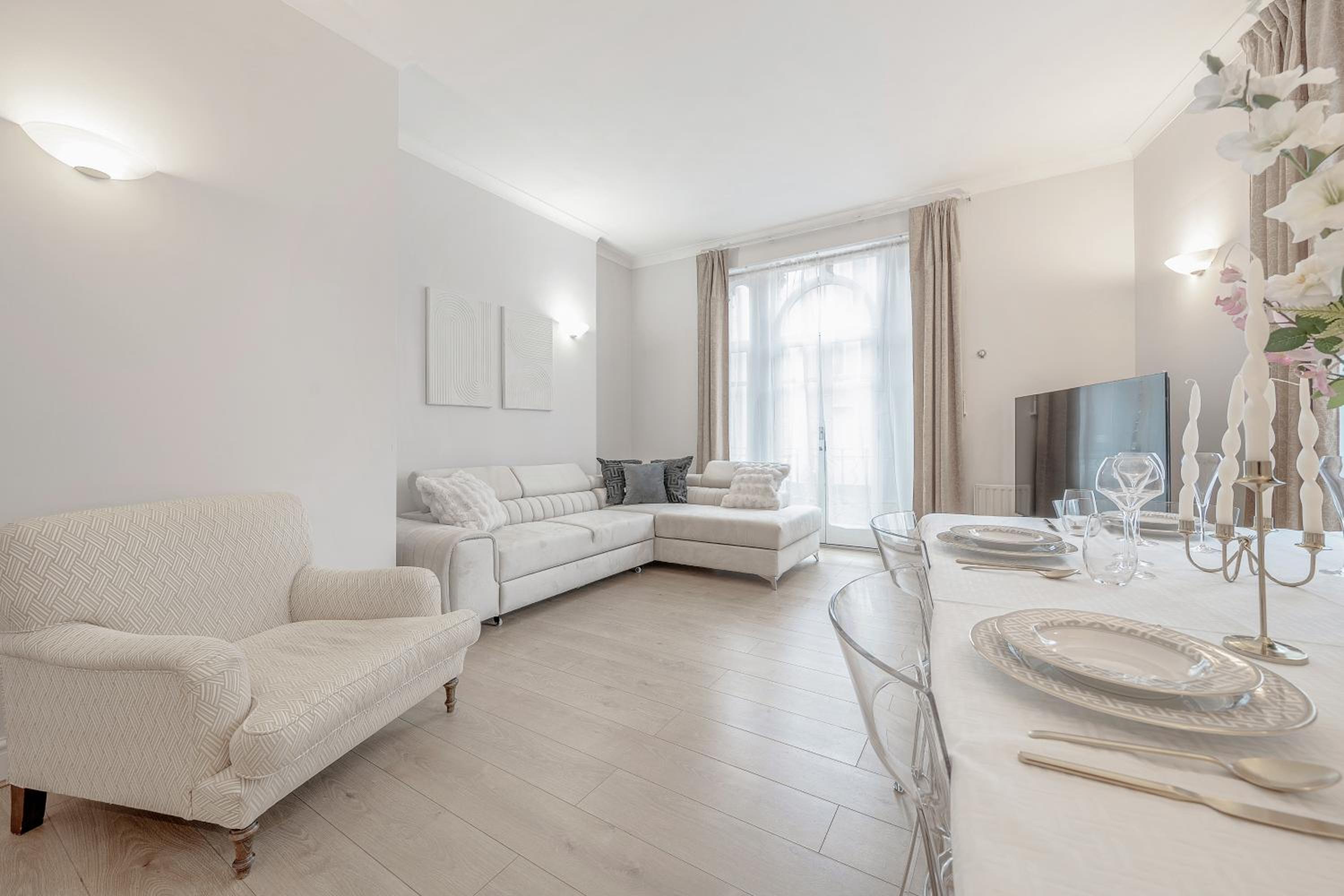 Two-Bedroom Apartment with City View photo 3