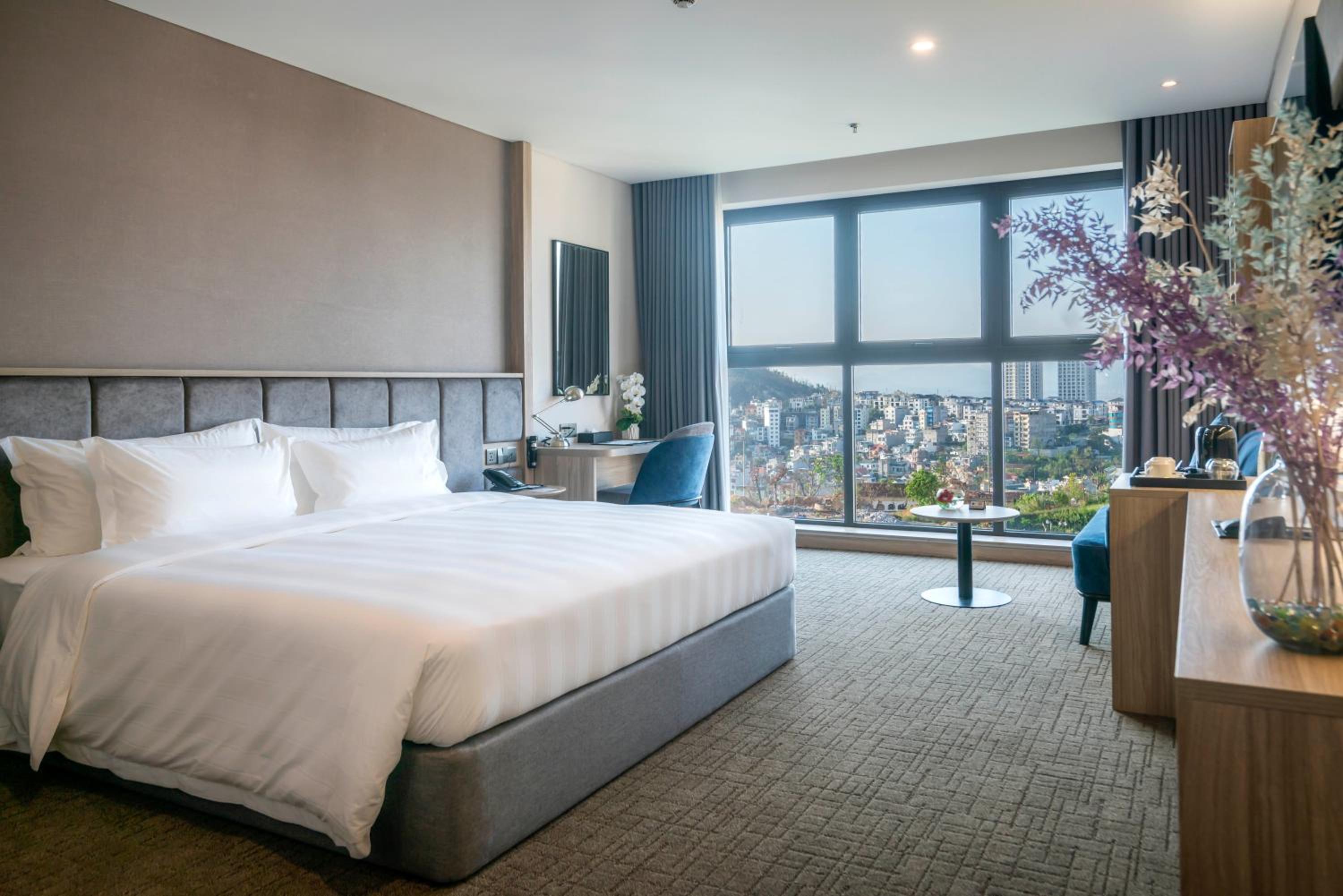 Superior Garden King Room with Hill View photo 1