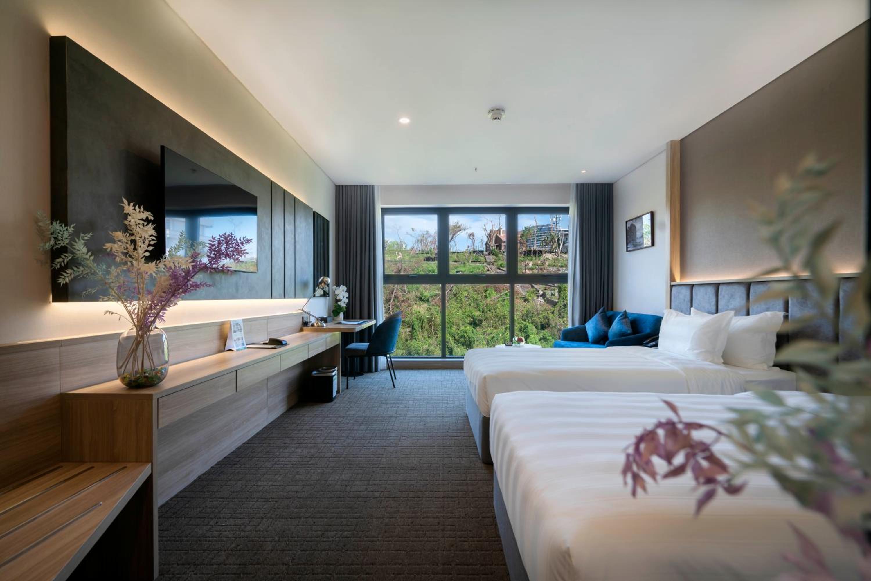 Superior Garden Twin Room with Hill View photo 2