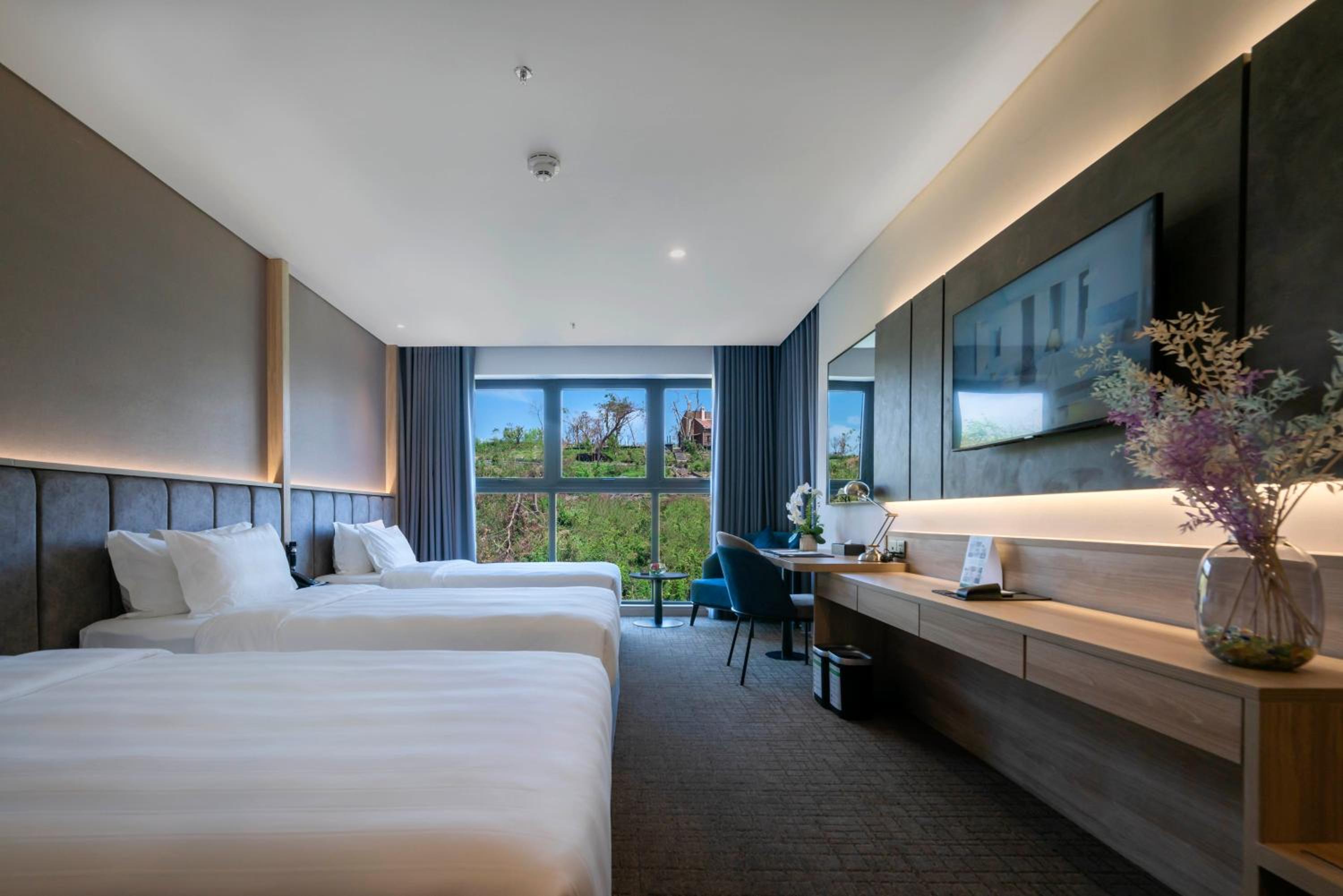 Superior Garden Room with Three Single Beds and Hill View photo 1