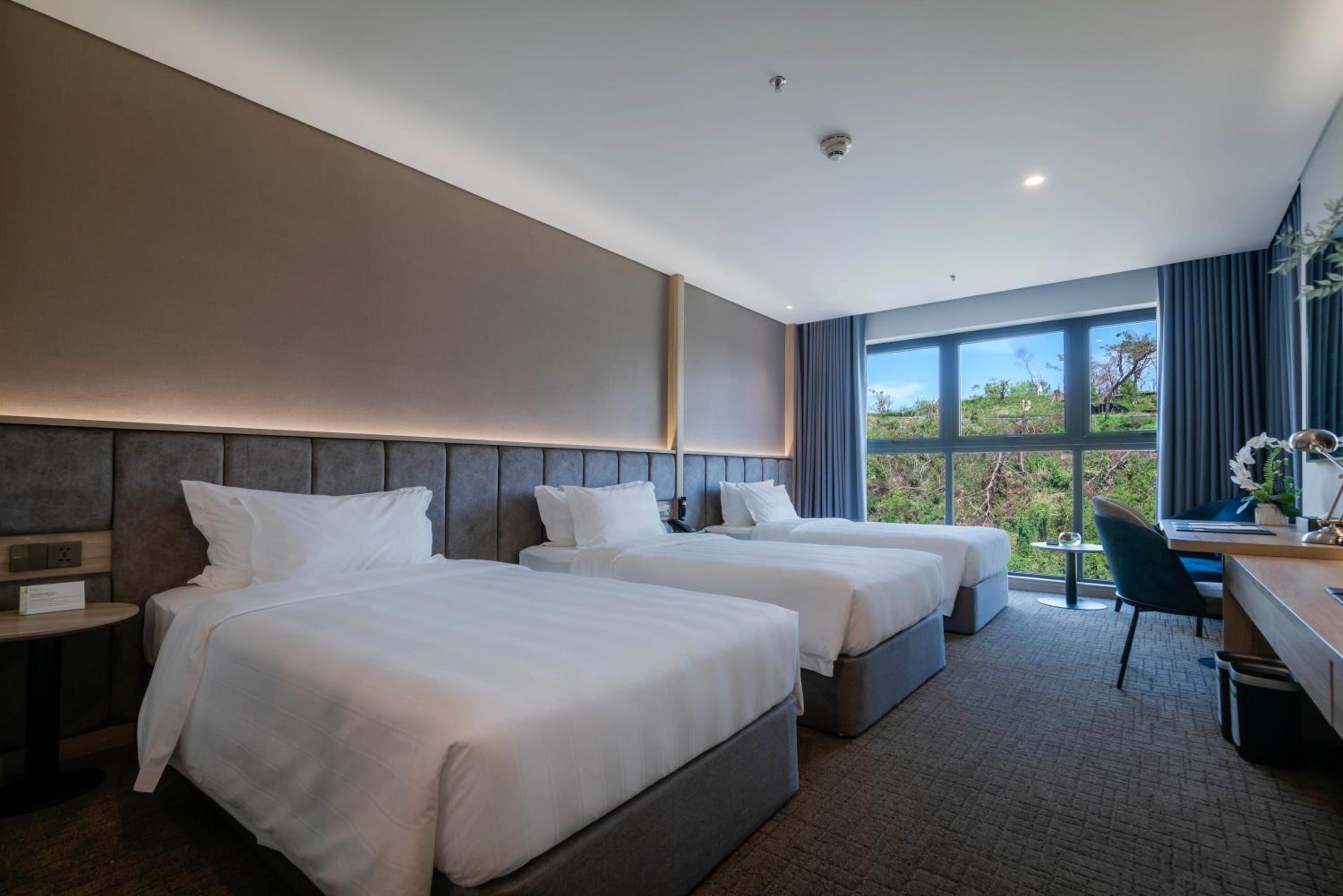 Superior Garden Room with Three Single Beds and Hill View photo 3