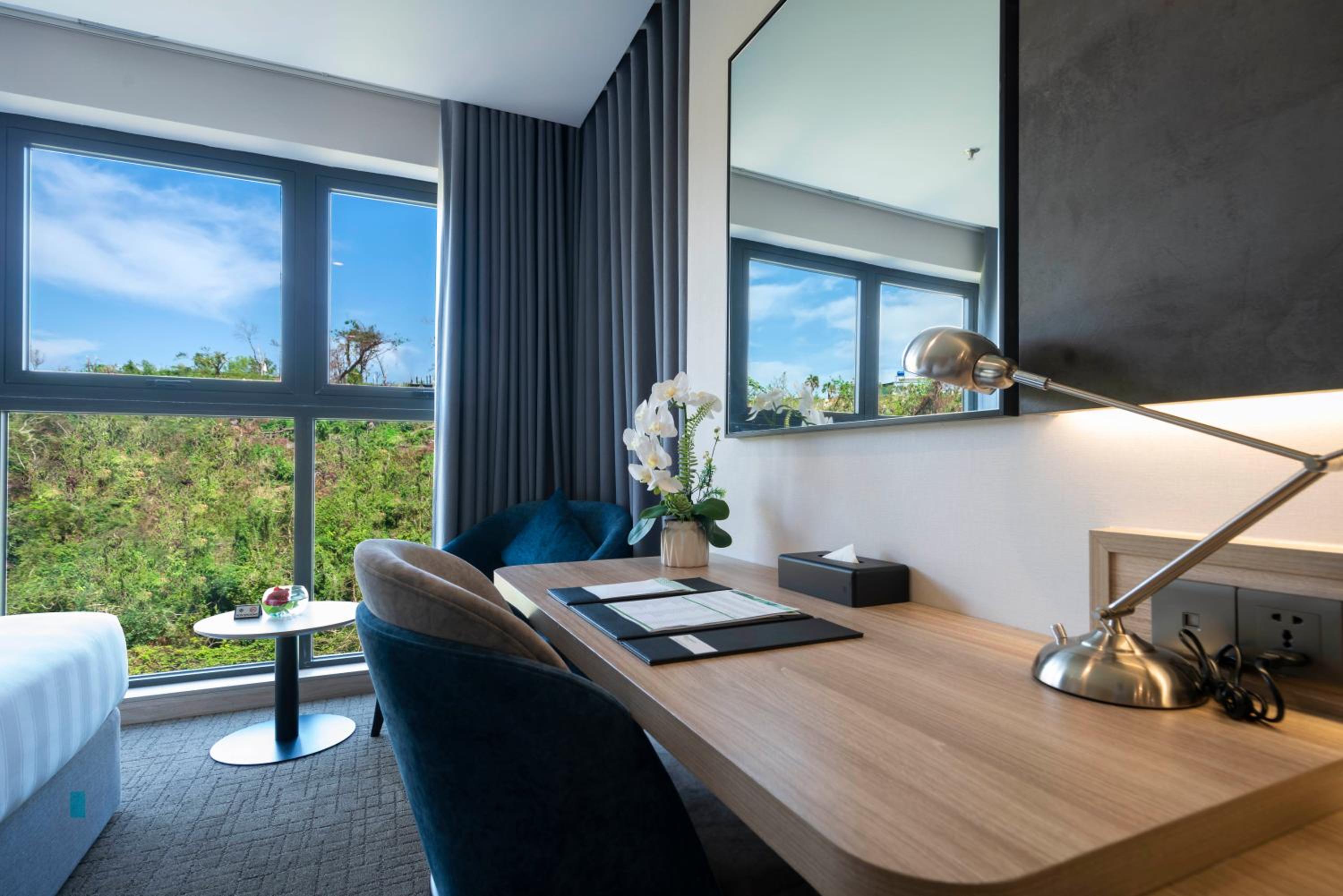 Superior Garden Room with Three Single Beds and Hill View photo 2