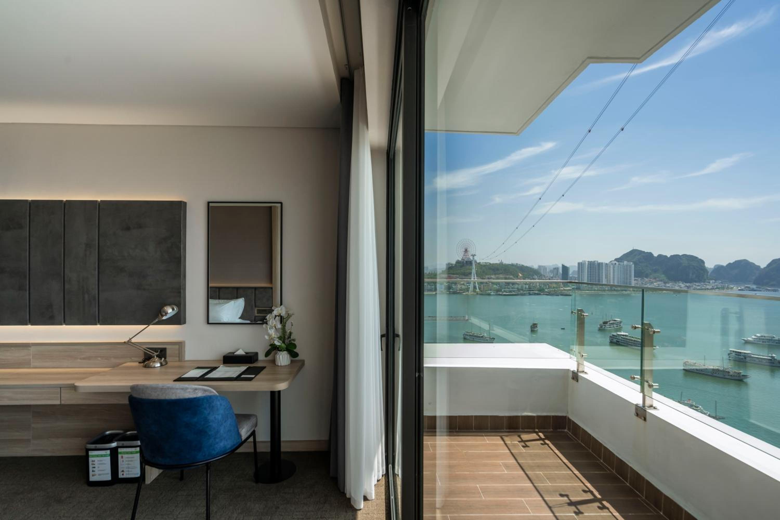 Deluxe King Room with Ocean View photo 2