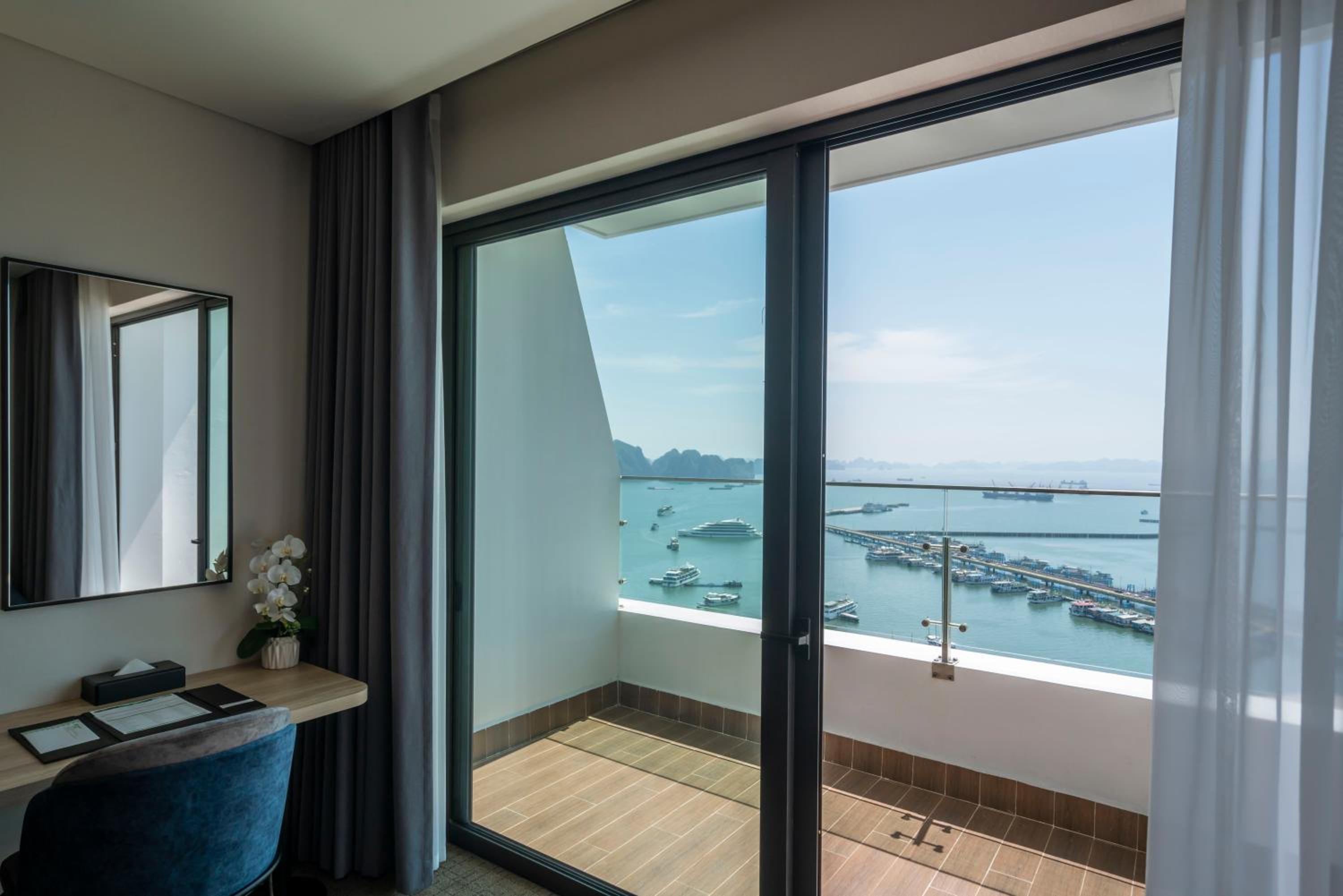 Deluxe King Room with Ocean View photo 3