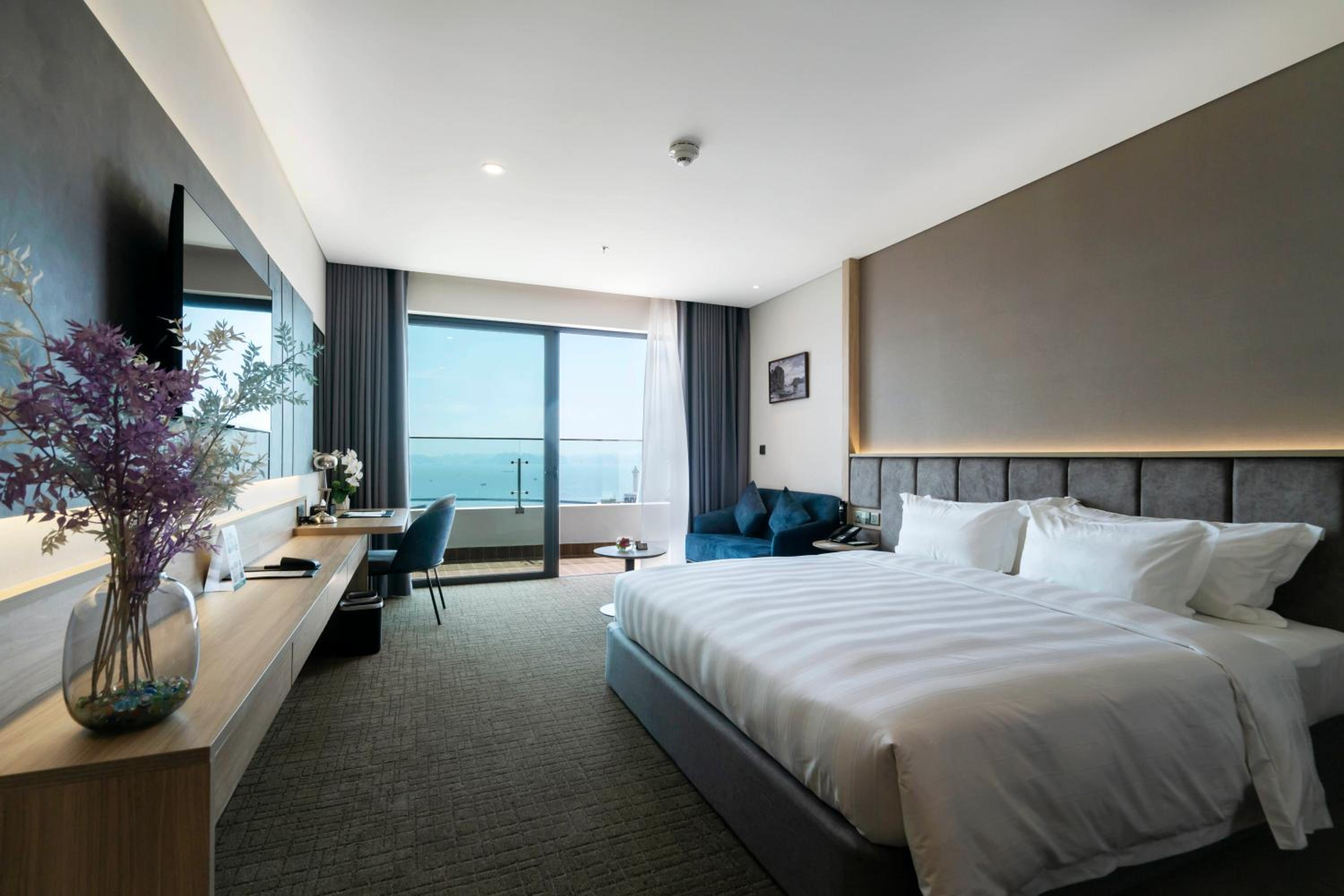 Deluxe King Room with Ocean View photo 1