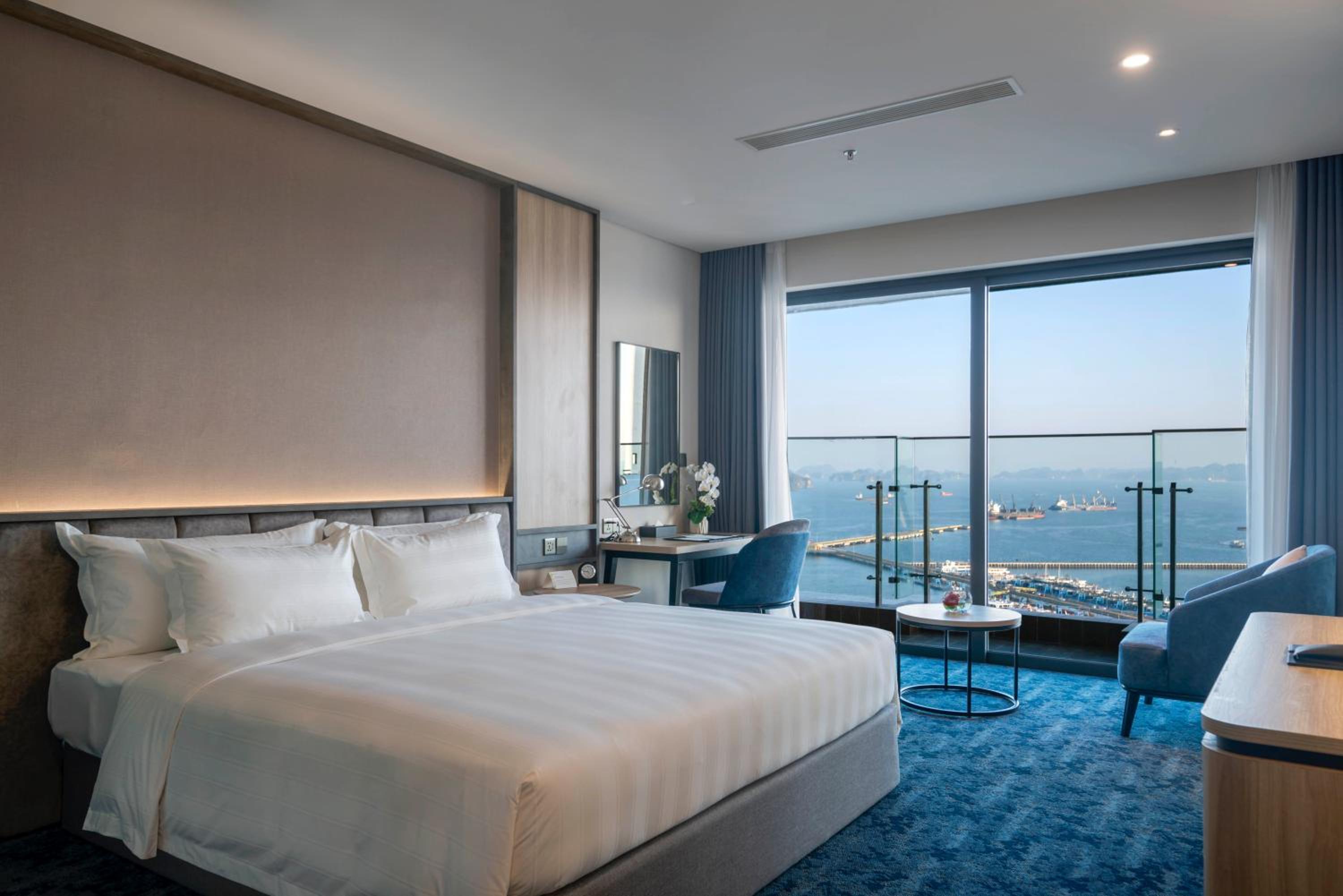 Premier King Suite with Ocean View photo 1