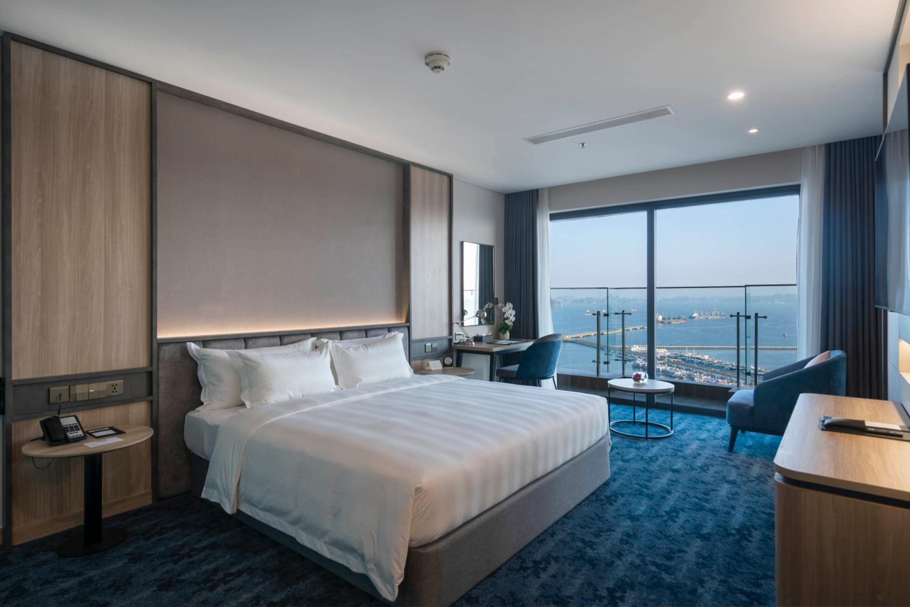 Premier King Suite with Ocean View photo 3