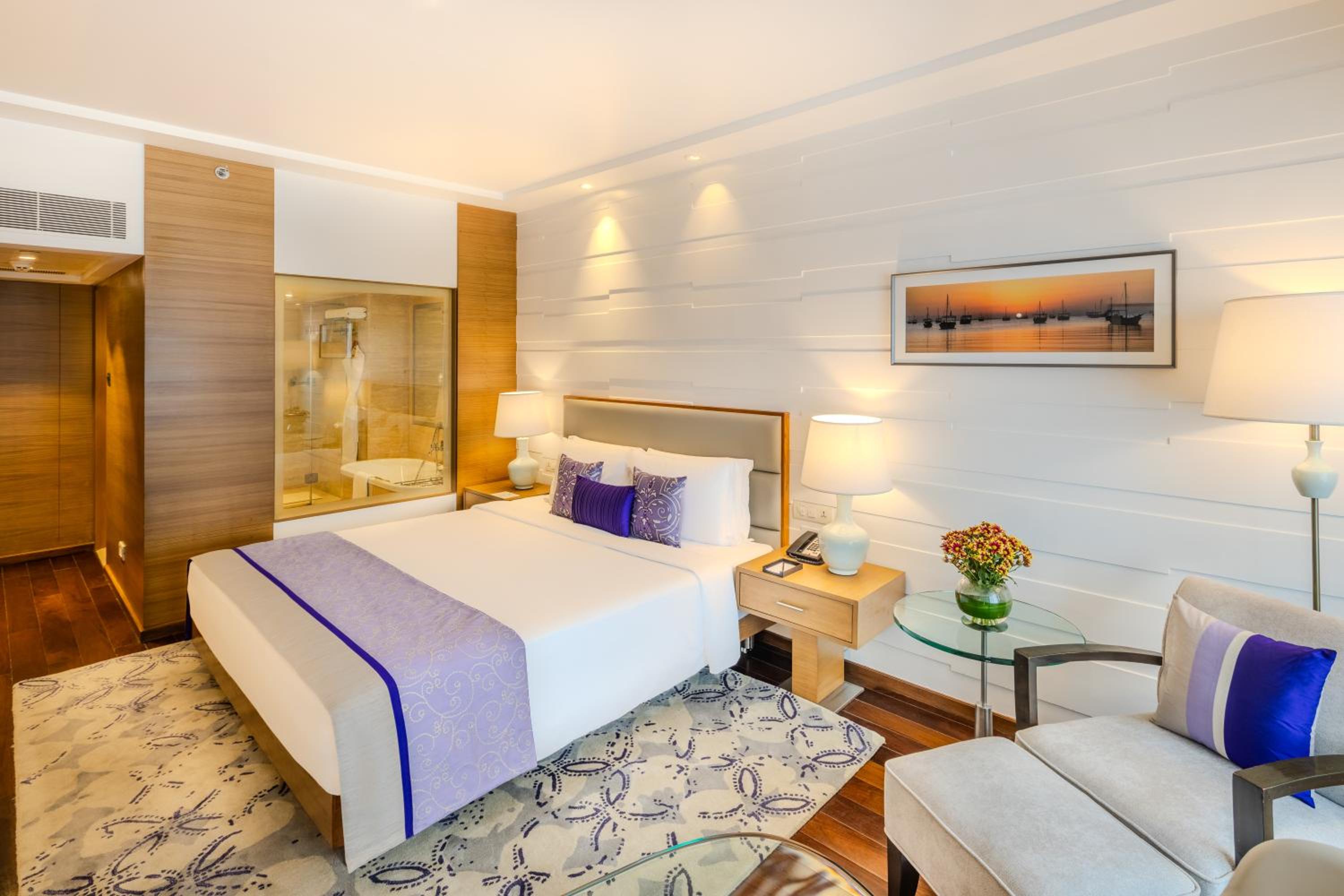 Deluxe Suite City View King Bed - Photo 4