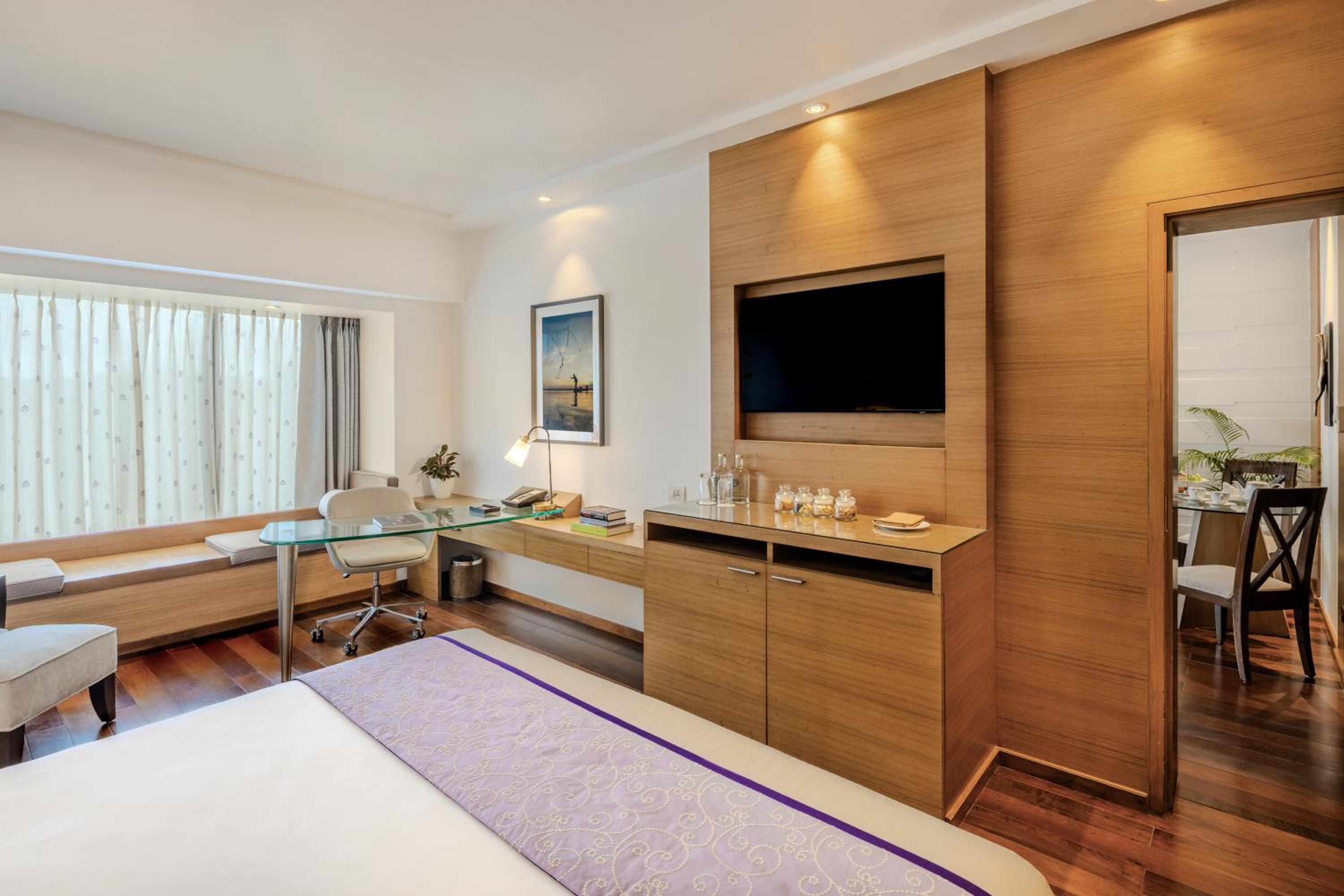 Deluxe Suite City View King Bed - Photo 3