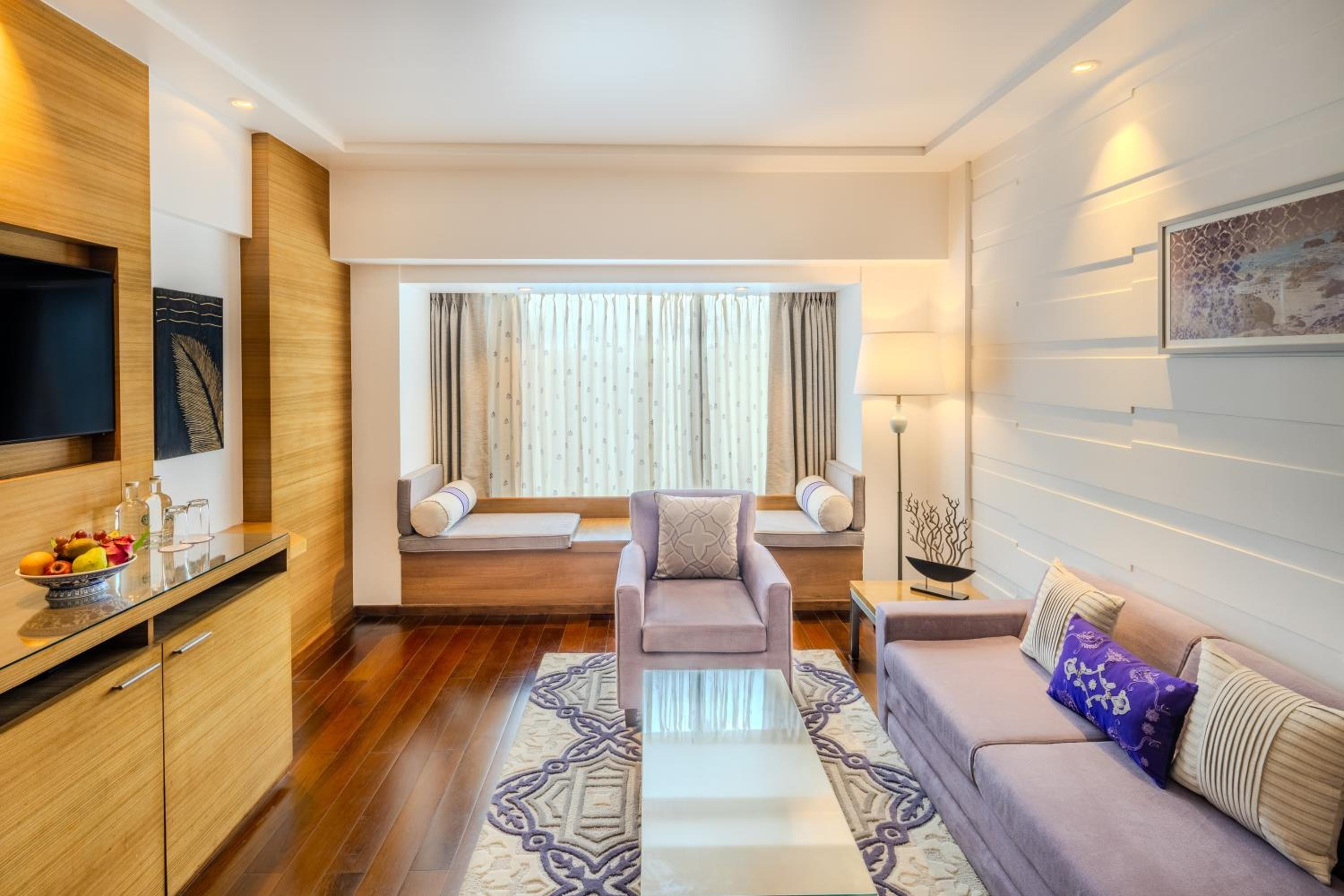 Deluxe Suite City View King Bed - Photo 6