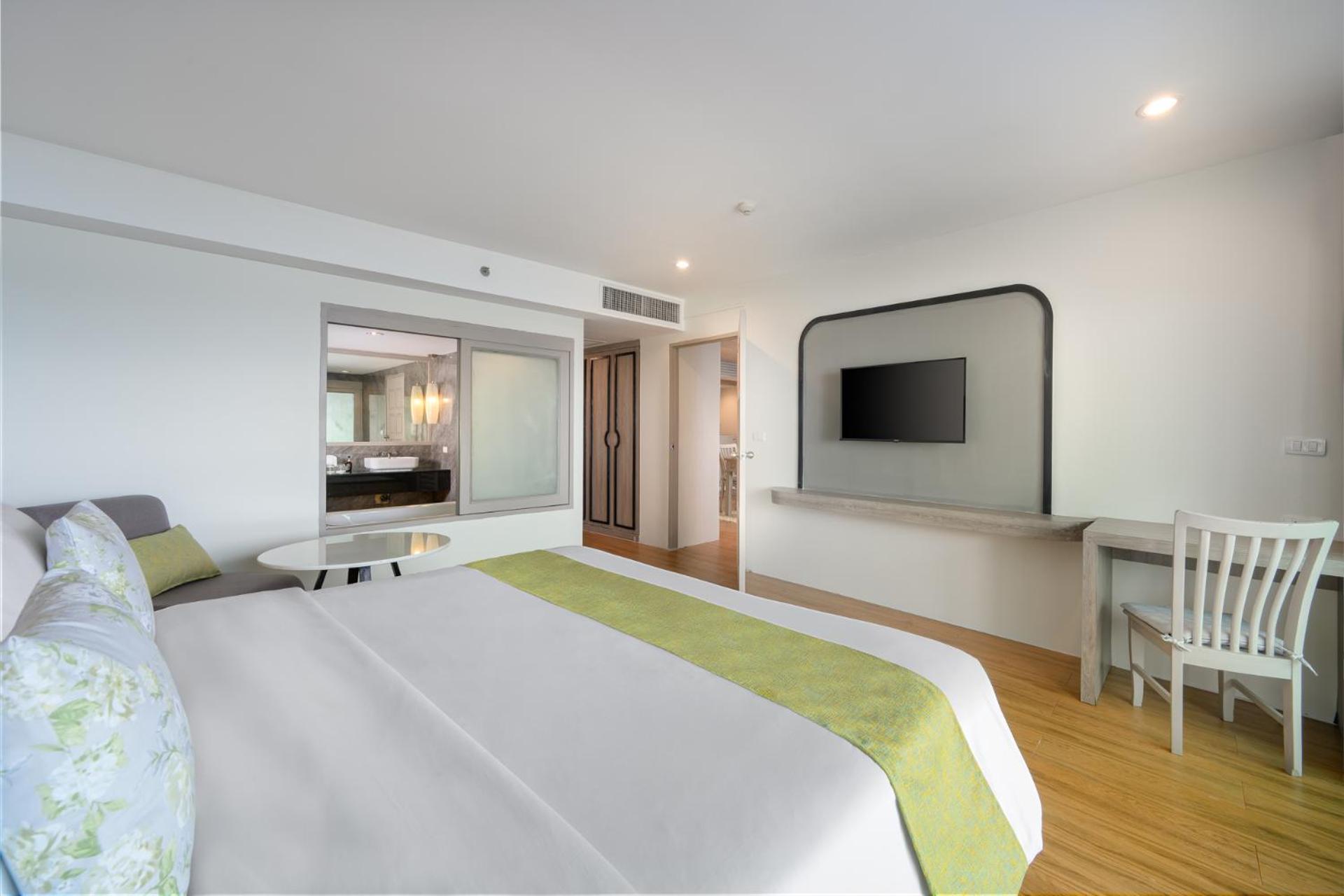 Grand Deluxe 2 Bedroom Family Suite - Photo 12