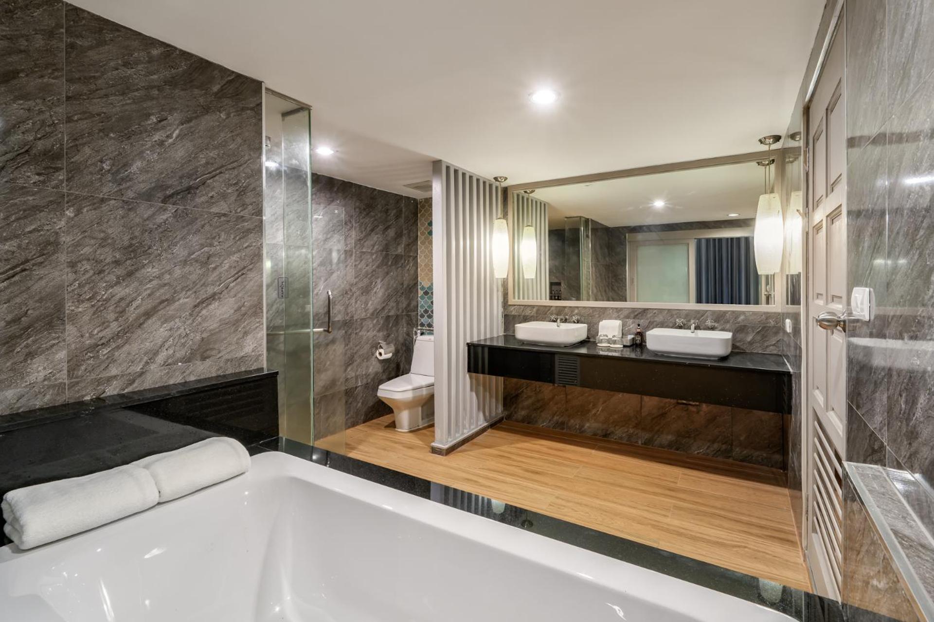 Grand Deluxe 2 Bedroom Family Suite - Photo 4