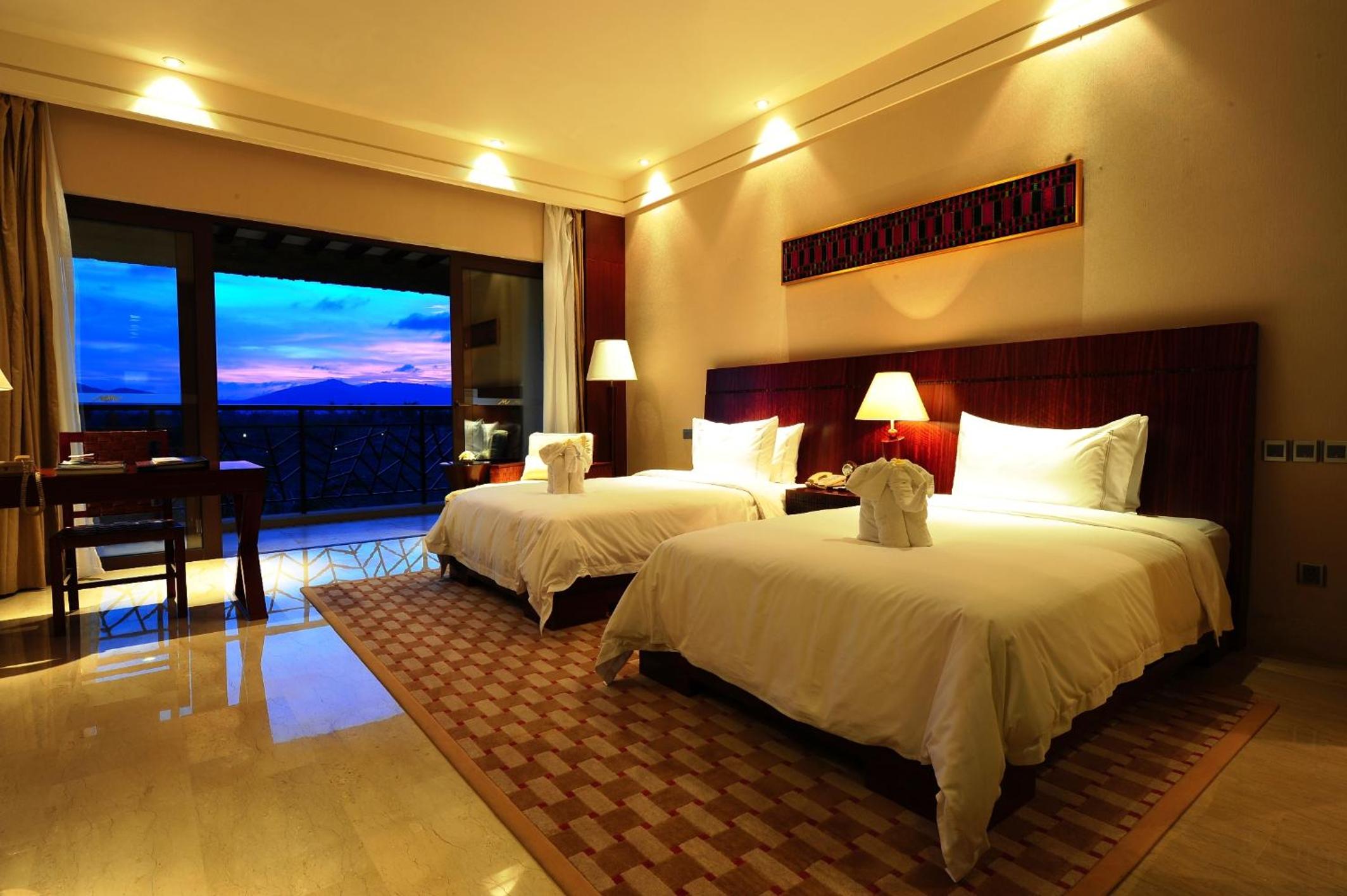 Twin or queen room with golf view