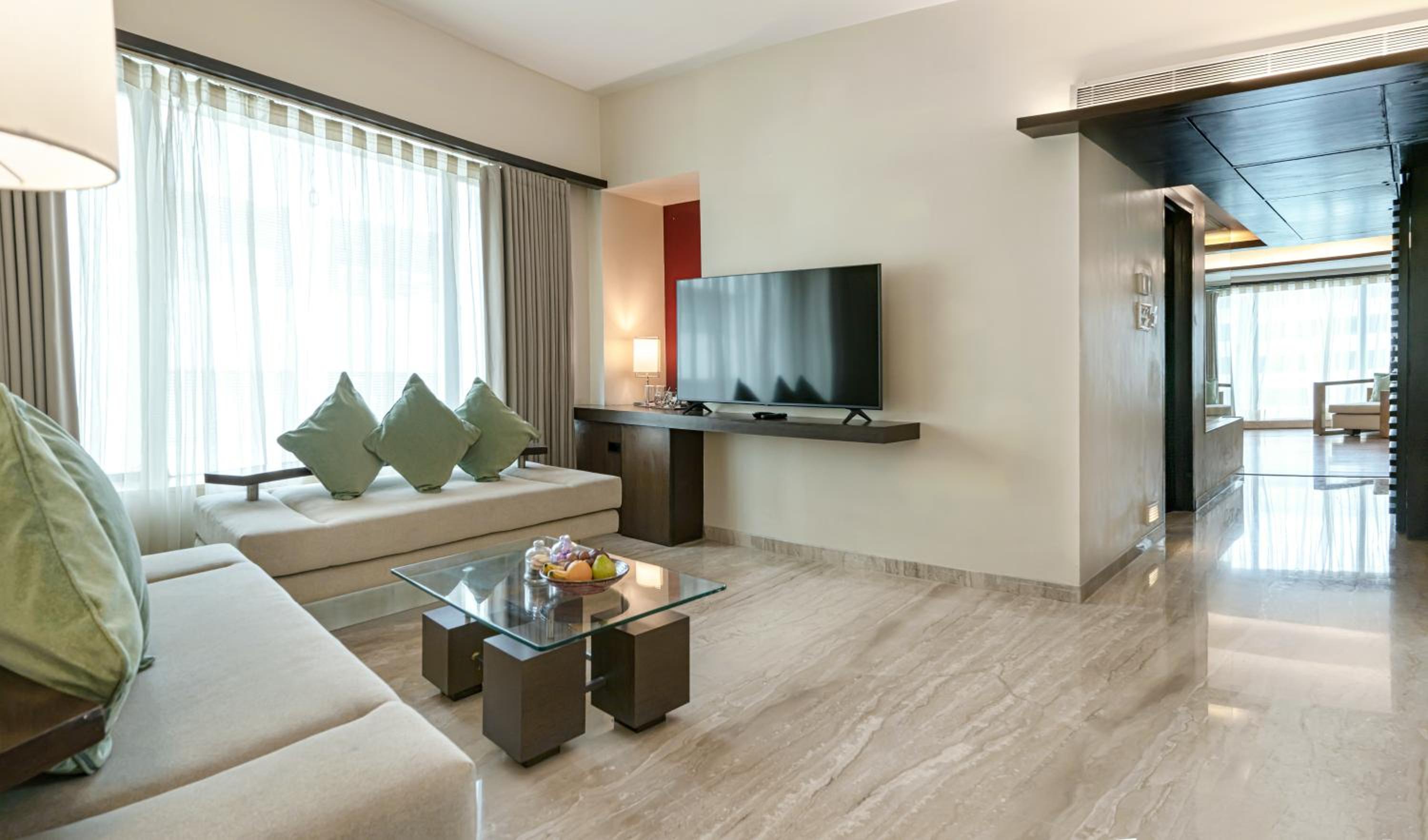 Suite with 20% discount on Buffet Lunch and Dinner, 10% discount on Laundry & Airport Pick-up - Photo 4