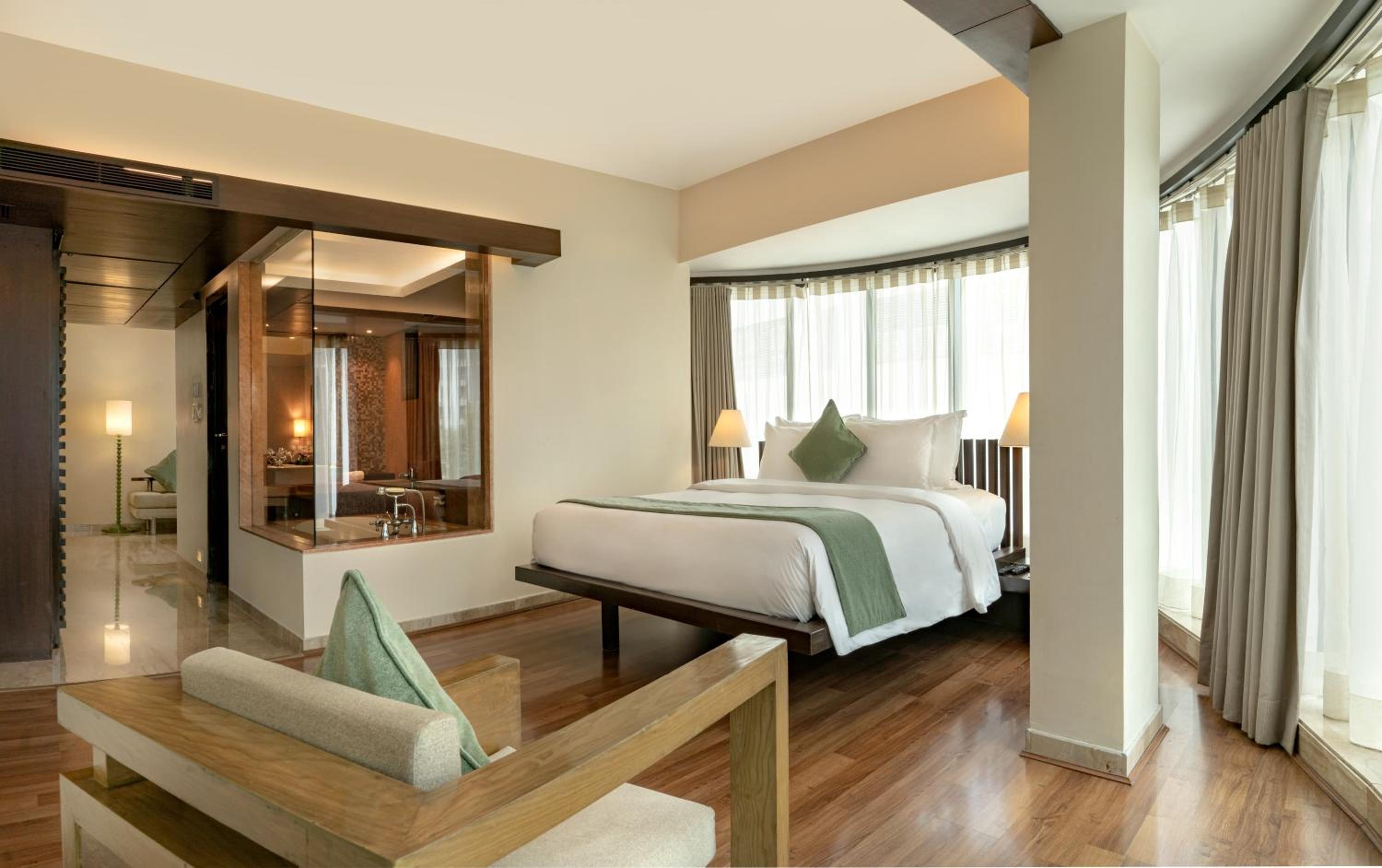 Suite with 20% discount on Buffet Lunch and Dinner, 10% discount on Laundry & Airport Pick-up - Photo 1