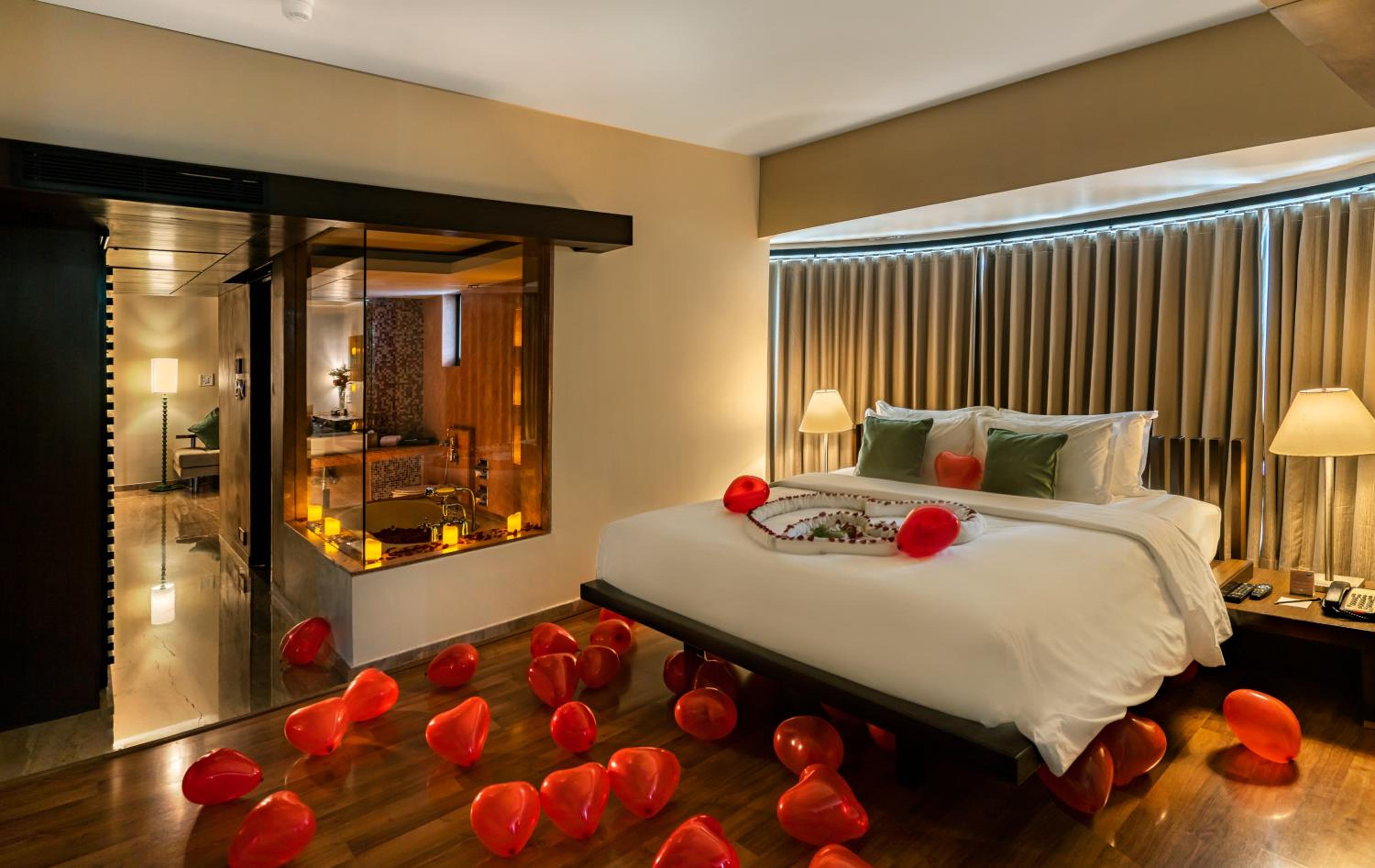 Suite with 20% discount on Buffet Lunch and Dinner, 10% discount on Laundry & Airport Pick-up - Photo 5