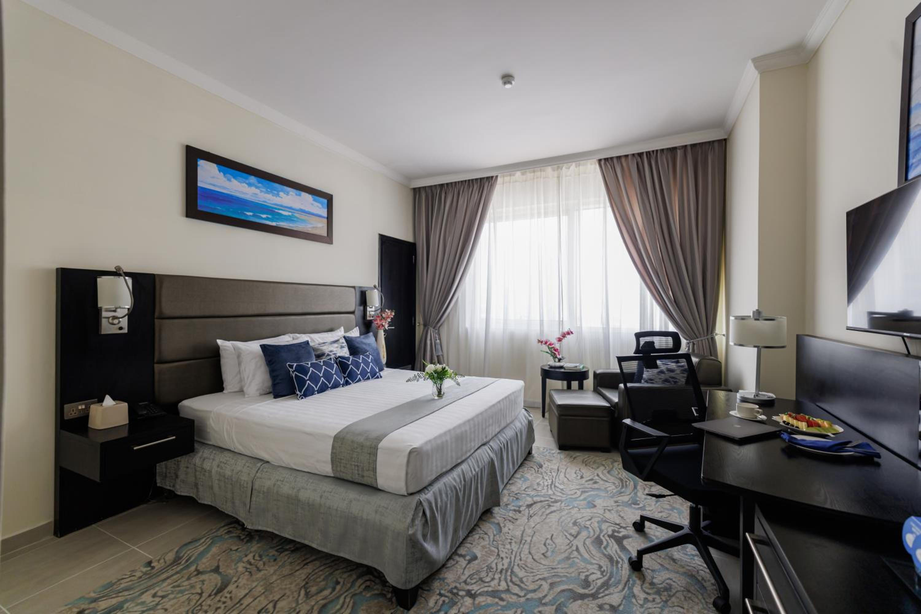 Executive Suite - Photo 2