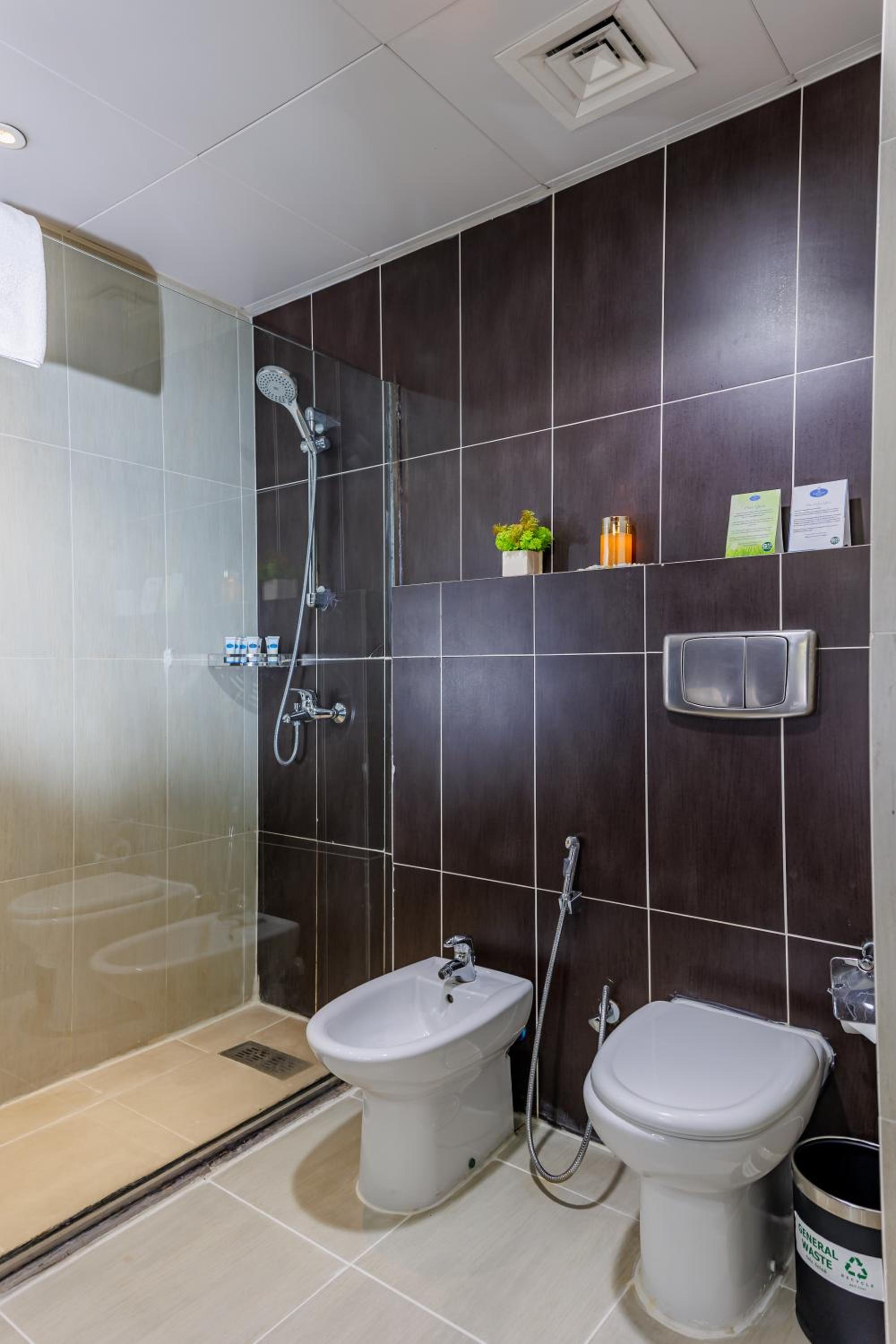 Executive Suite - Photo 8