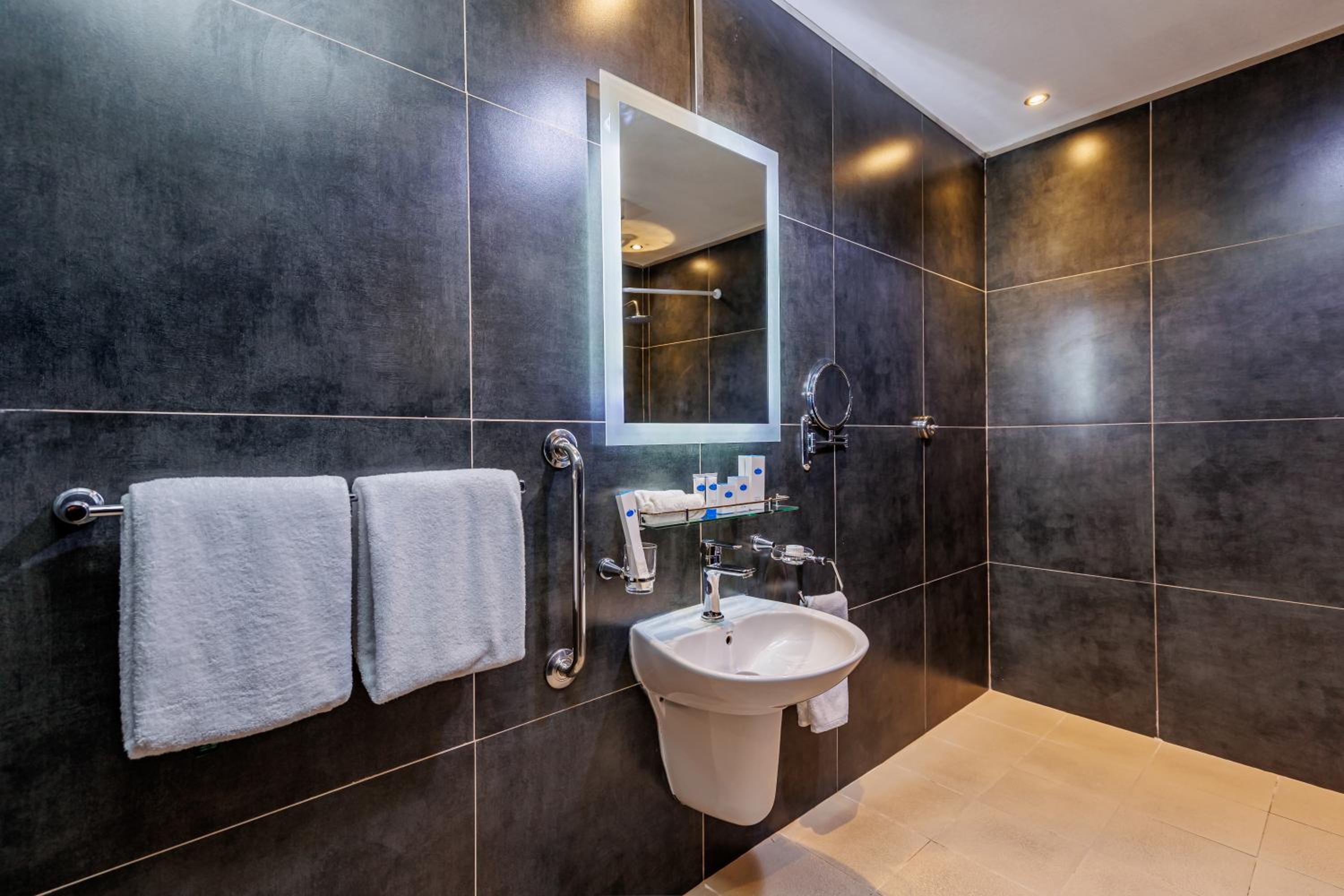 Executive Suite - Photo 9