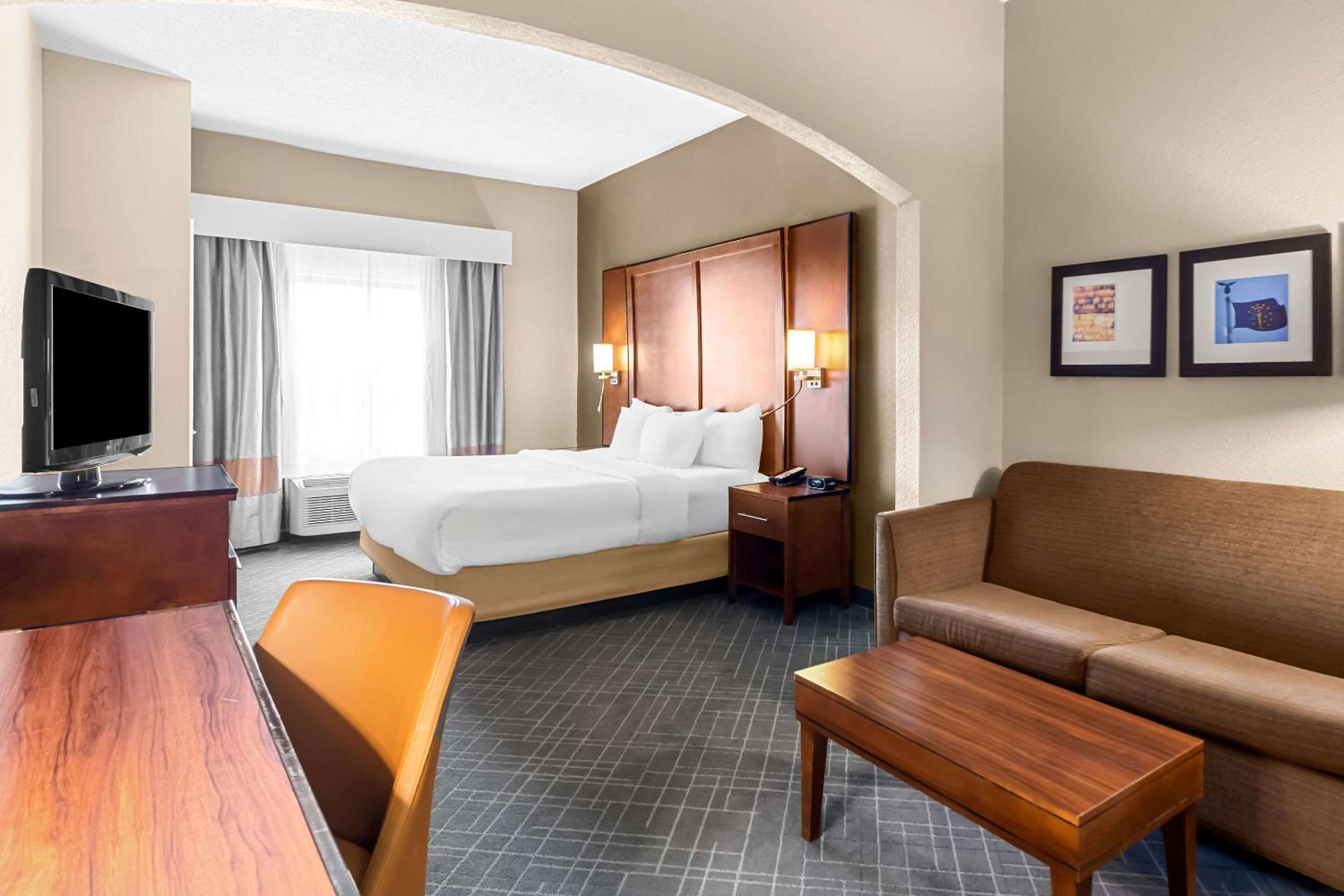 King Suite - Accessible/Non-Smoking - Photo 1