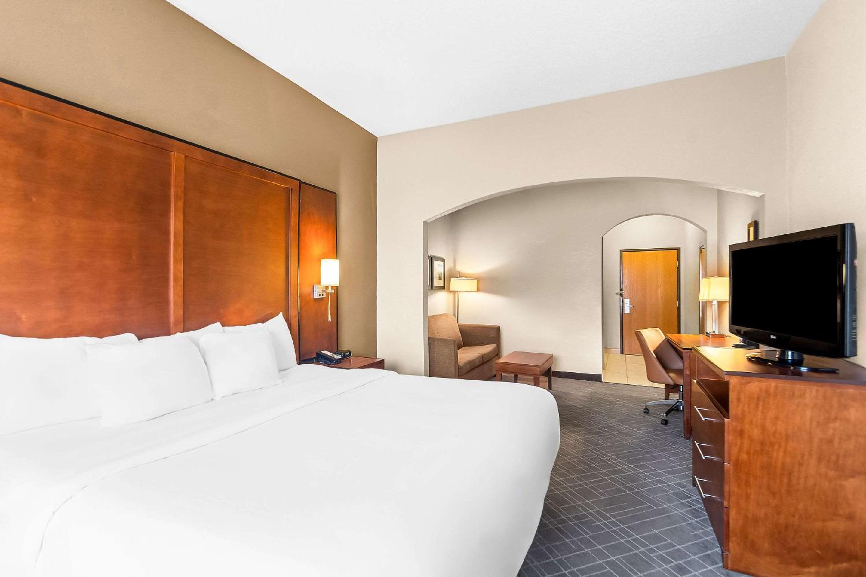 King Suite - Accessible/Non-Smoking - Photo 2