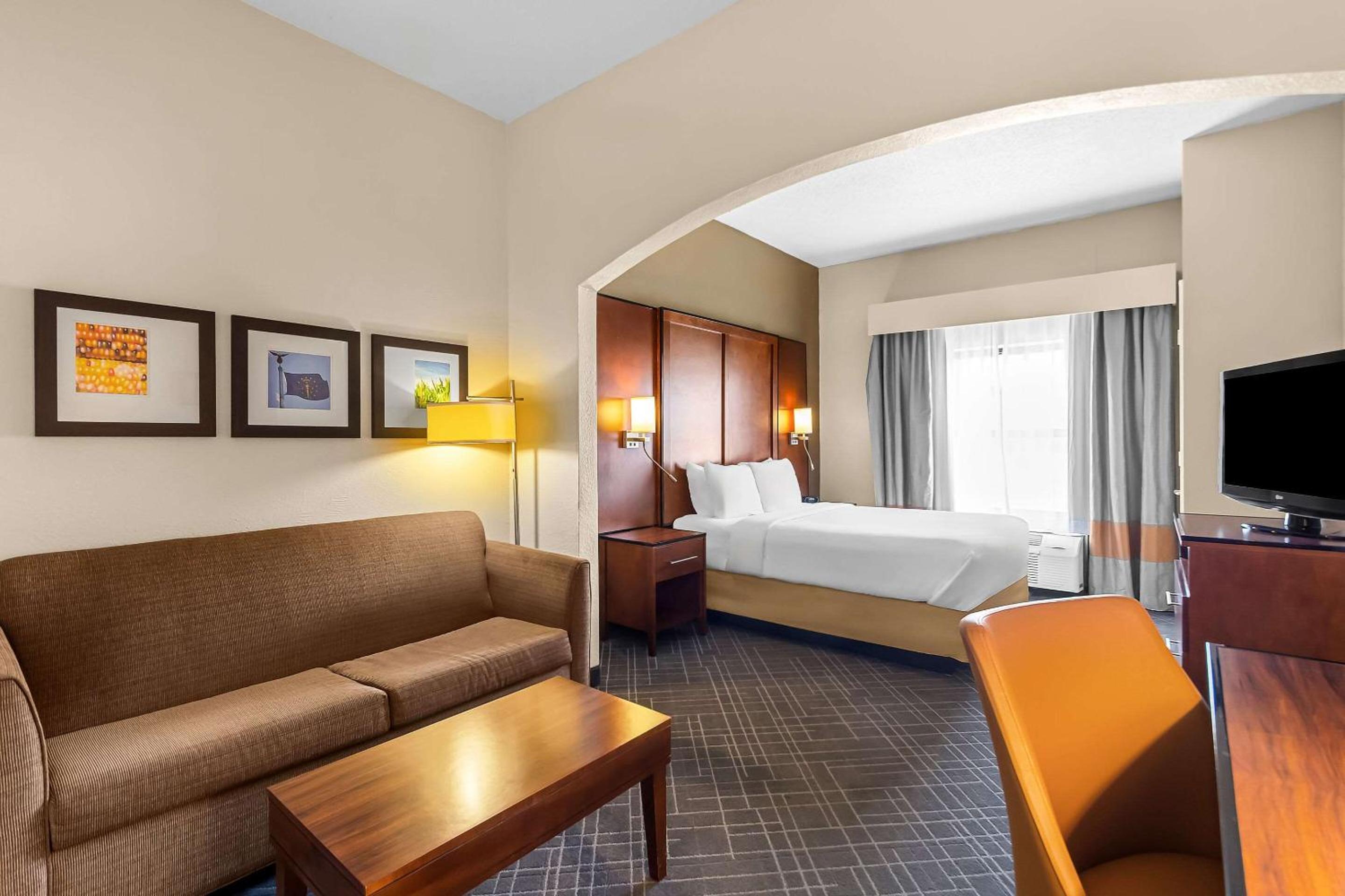 Queen Suite with Roll-In Shower - Accessible/Non-Smoking - Photo 4
