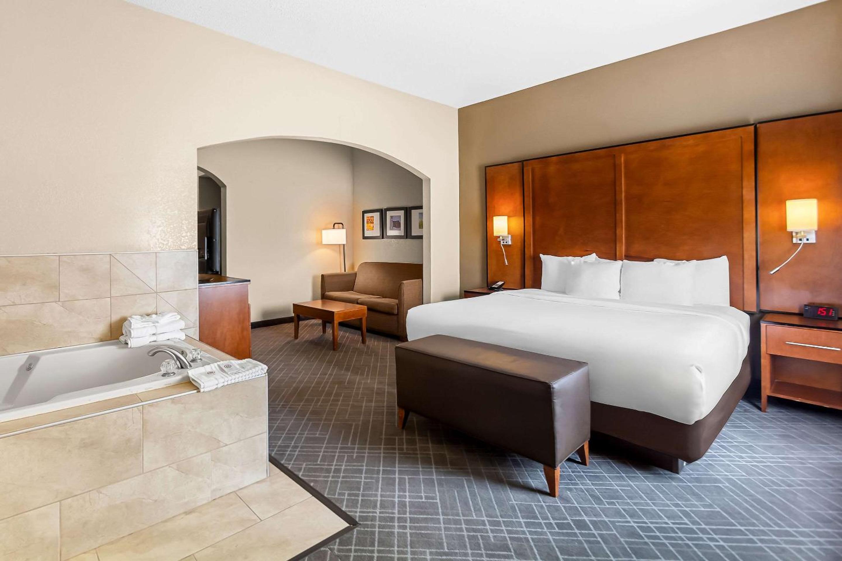 One Room Suite with Whirlpool - Non Smoking - Photo 4