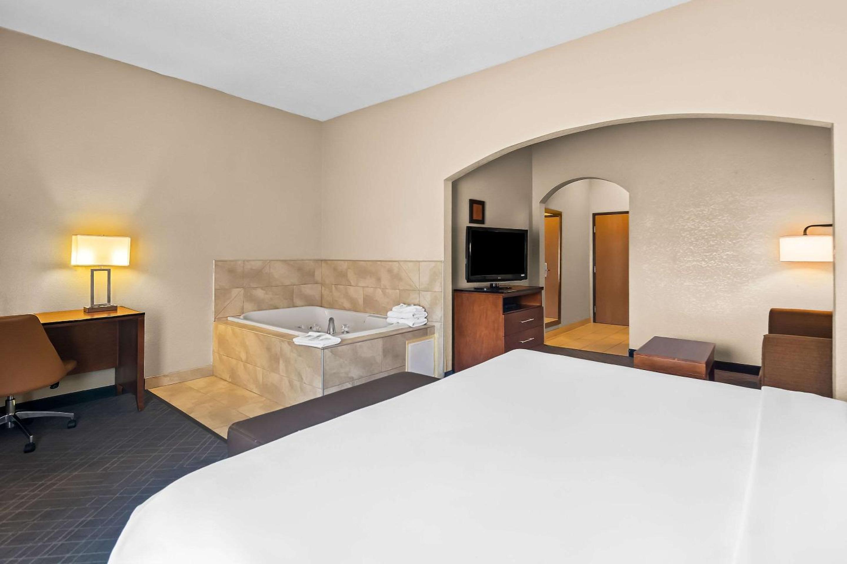 One Room Suite with Whirlpool - Non Smoking - Photo 5