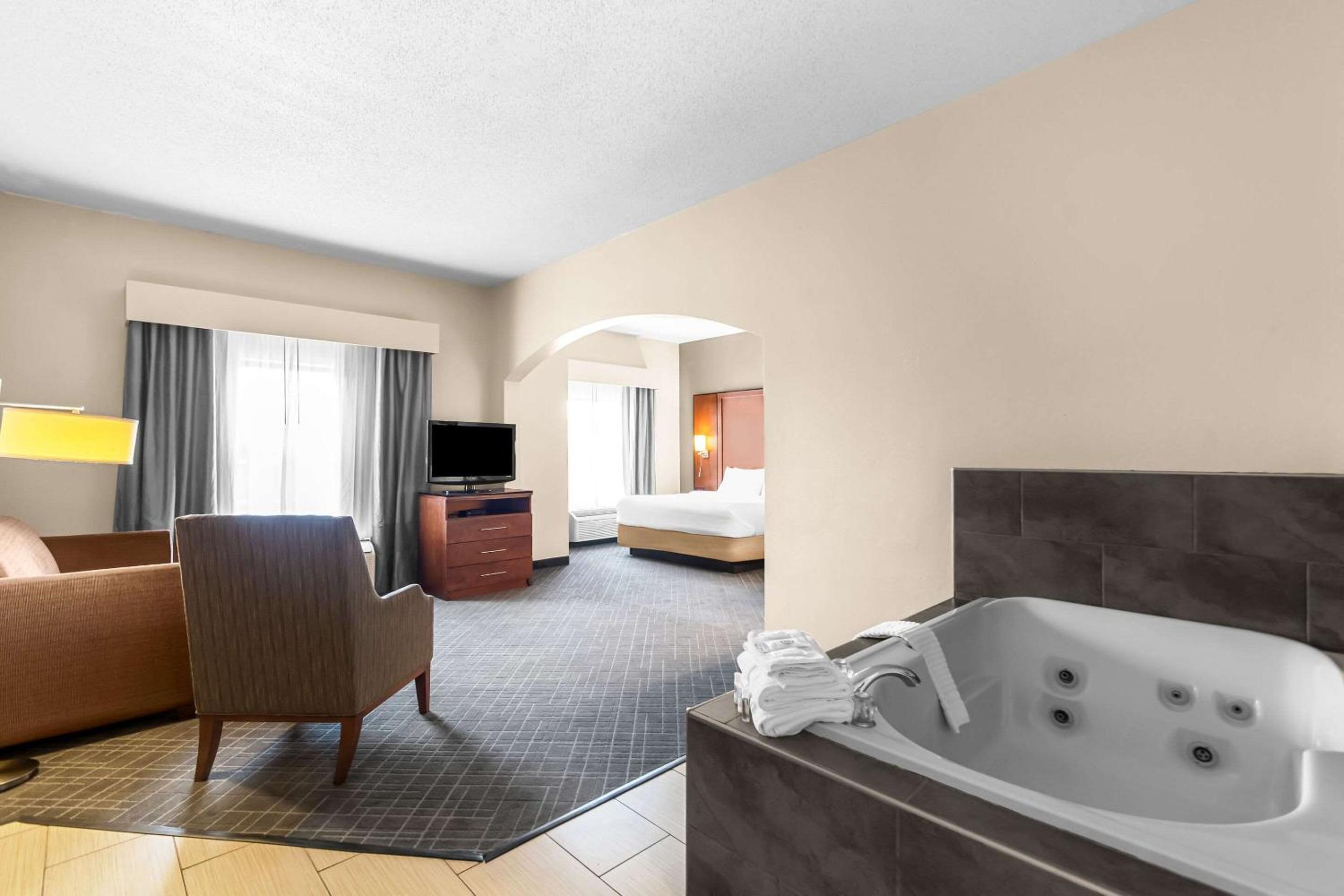 King Suite with Living Room - Non Smoking - Photo 2