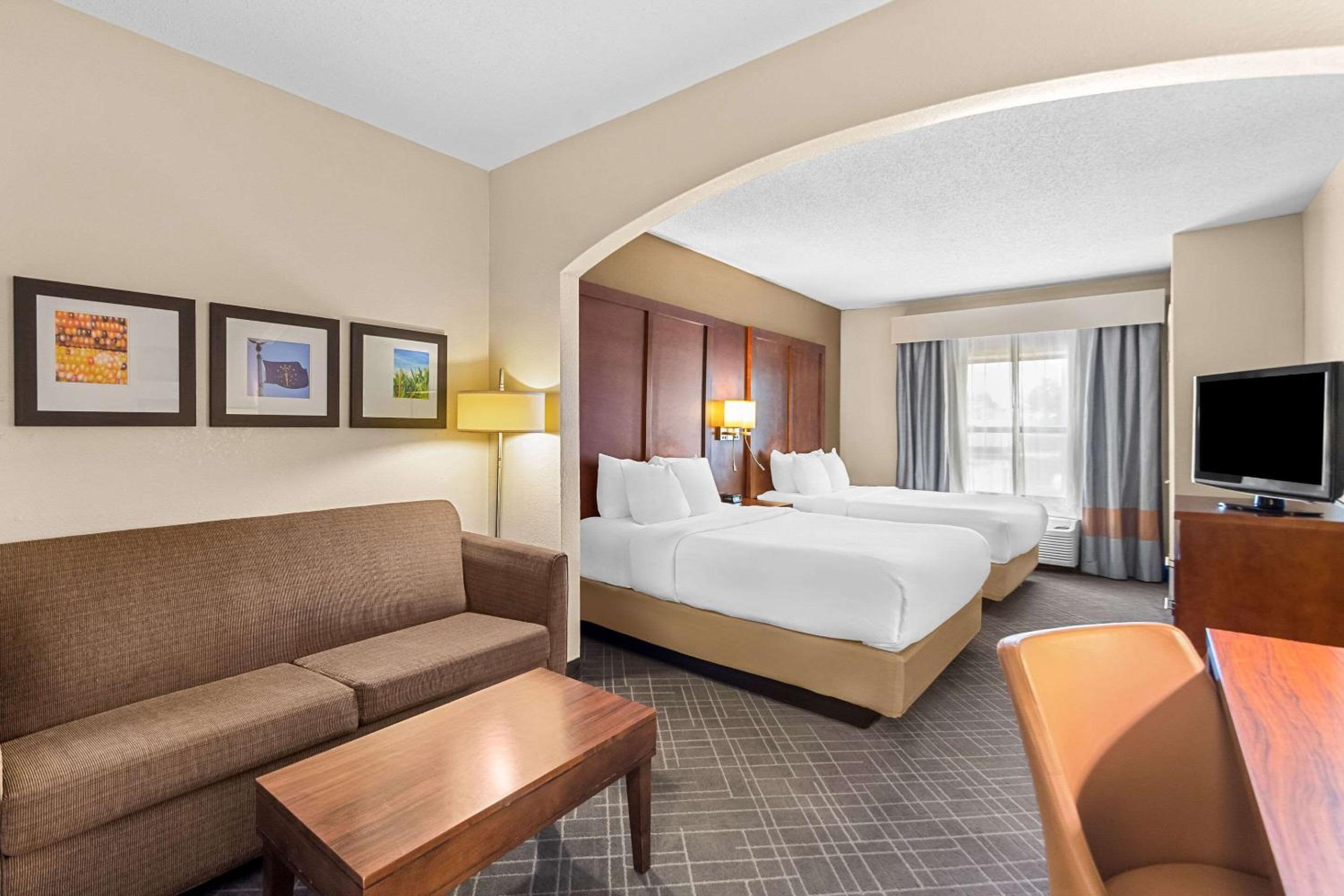 Queen Suite with Two Queen Beds with Sofa Bed - Non-Smoking - Photo 1