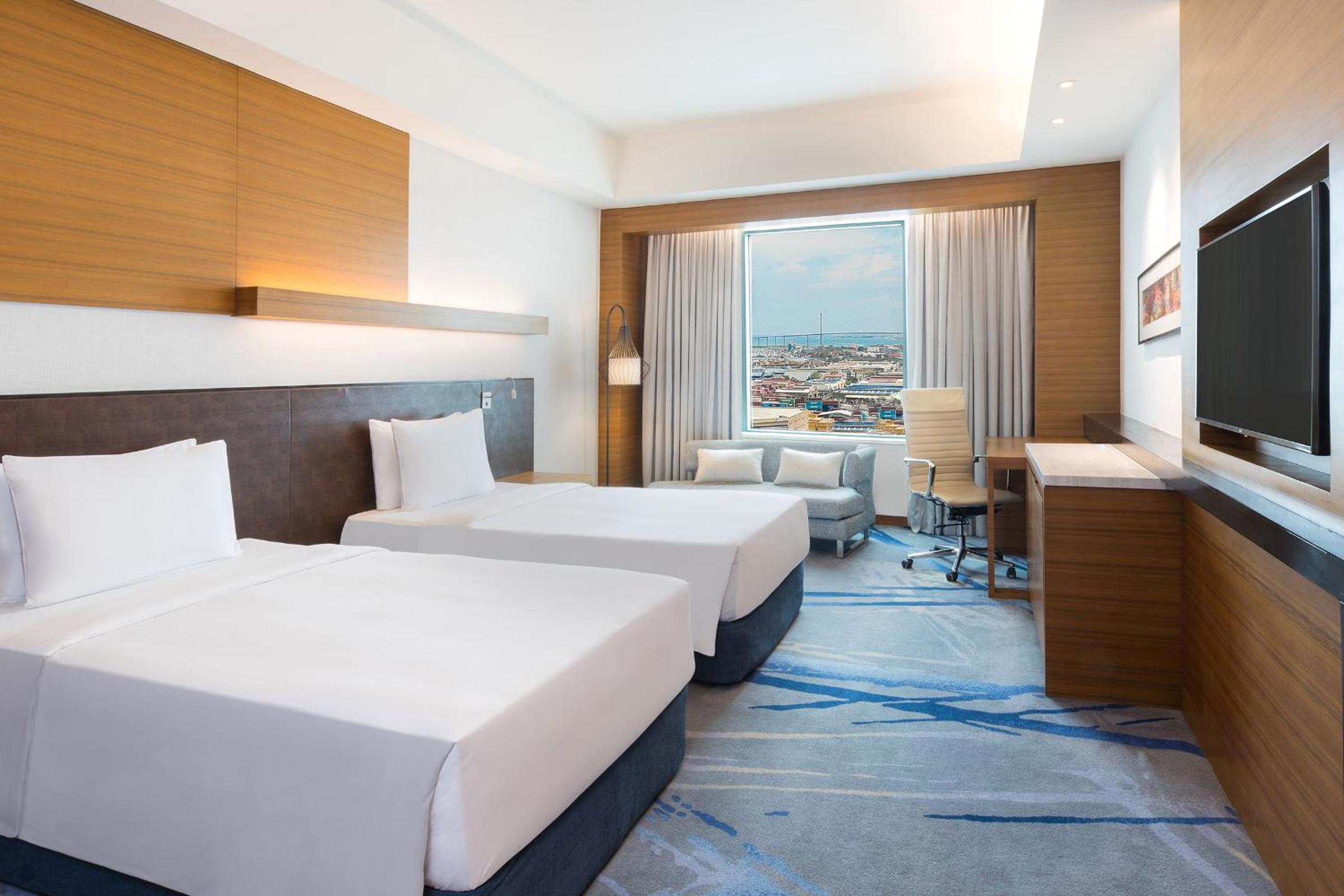 Business Class with Lounge Access - Photo 1