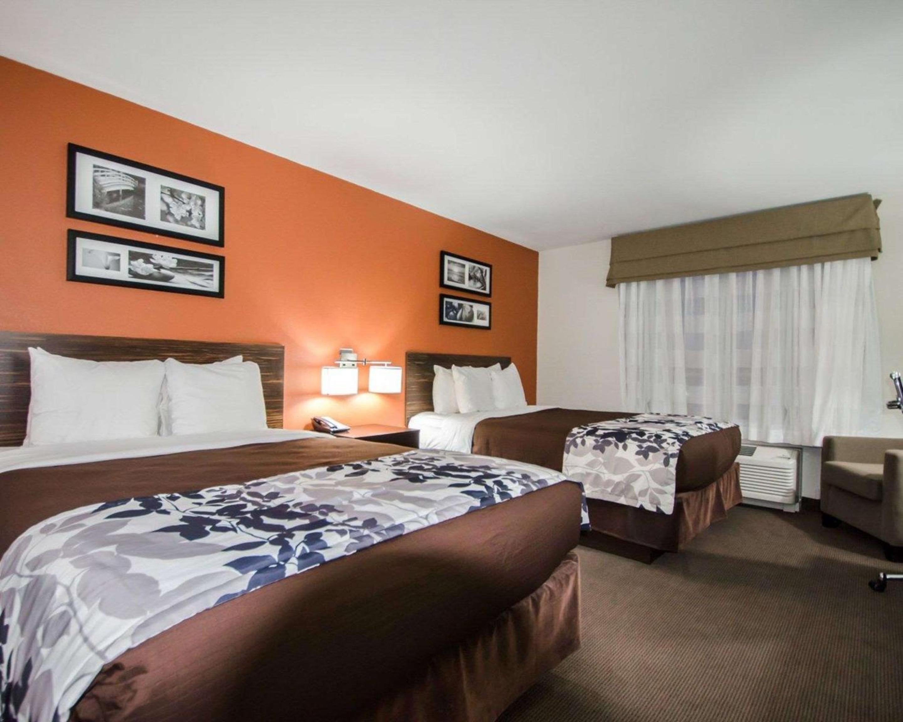 Standard Queen Room with Two Queen Beds - Non-Smoking photo 3
